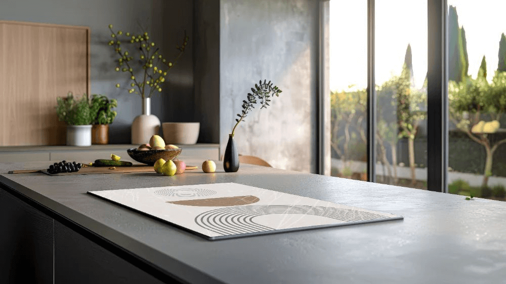 Japandi Inductie Beschermer in een moderne keuken