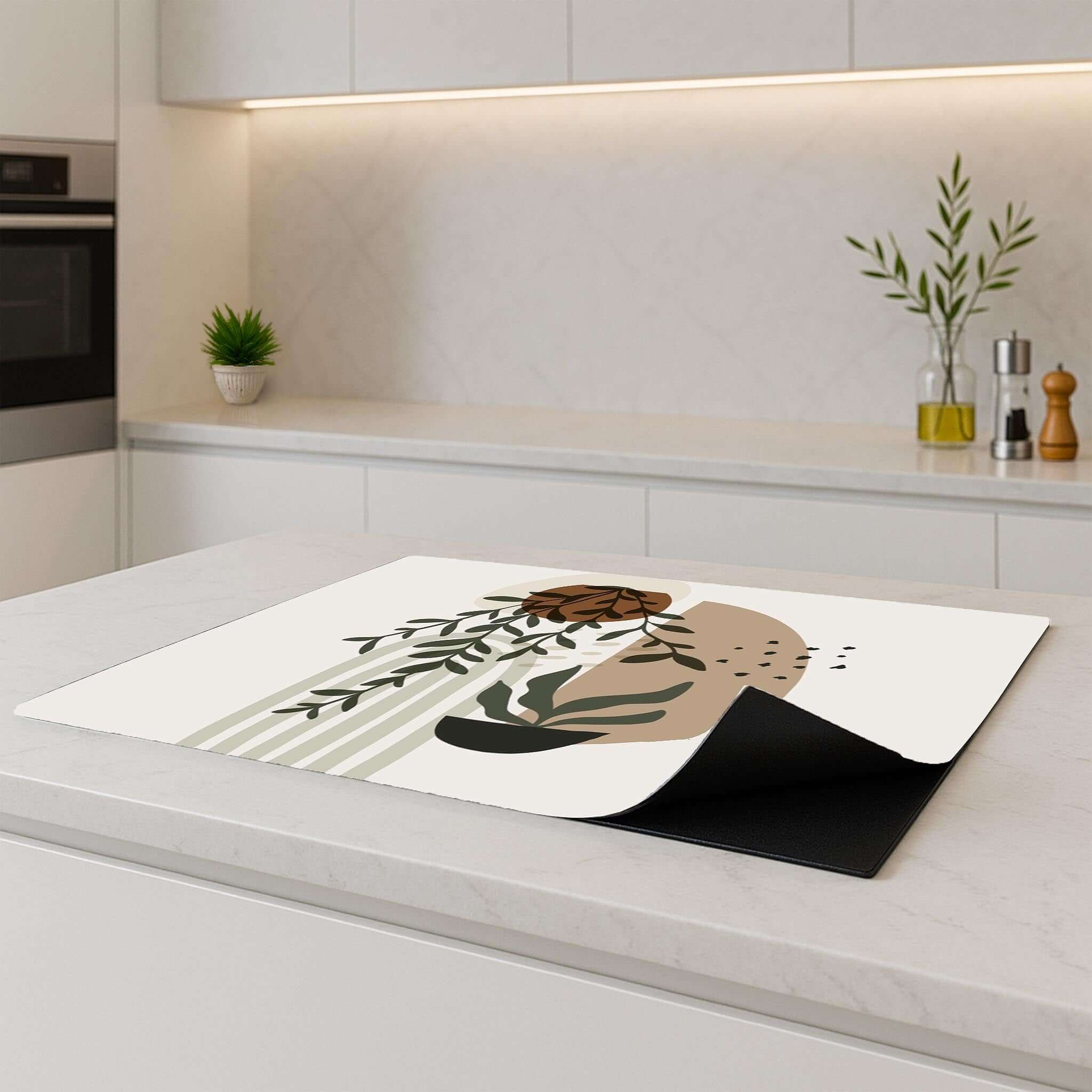 Botanical Harmony Inductie Beschermer op een moderne keuken tafel met een elegant Japandi design.