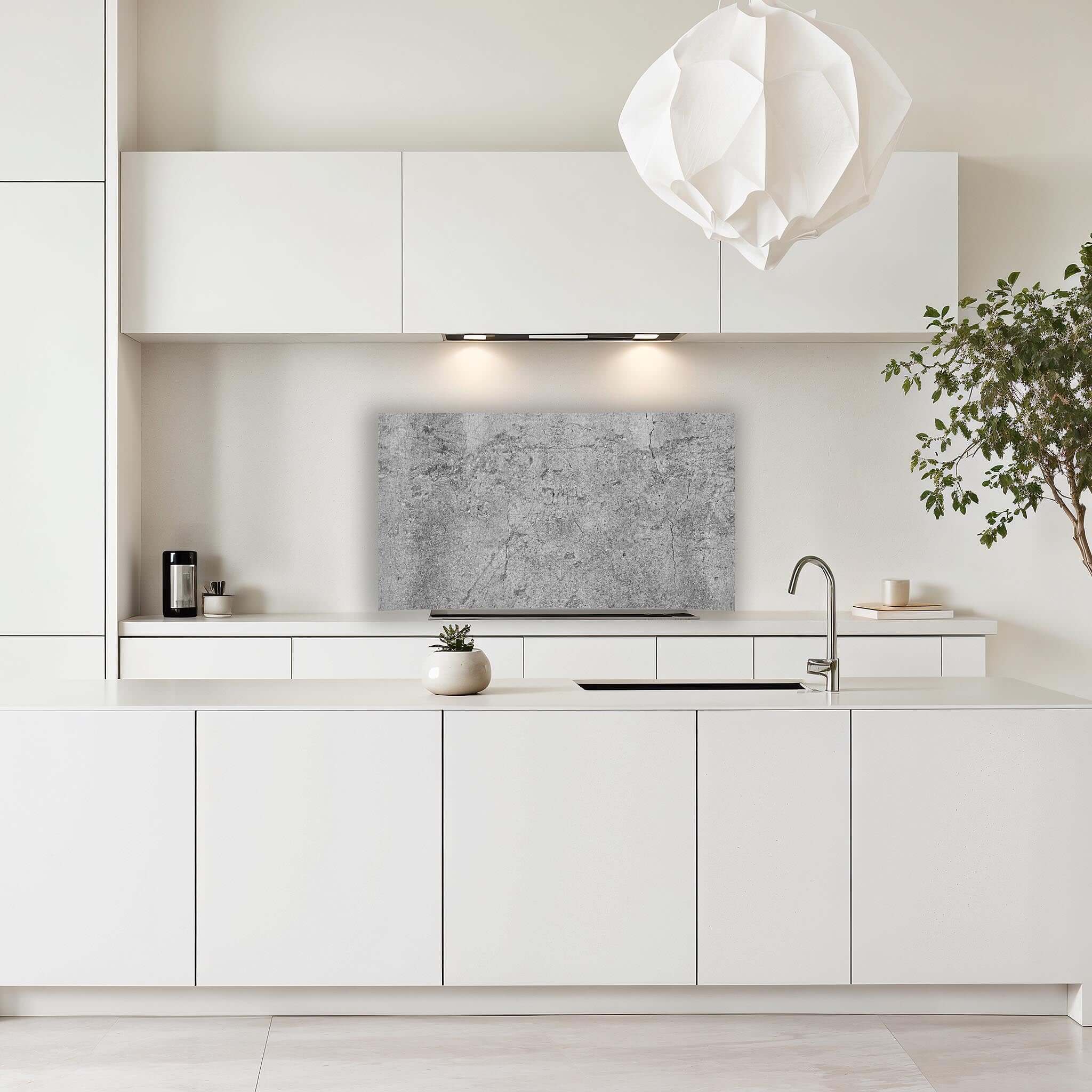Industrieel spatscherm in moderne, witte keuken met robuuste uitstraling en elegante afwerking.