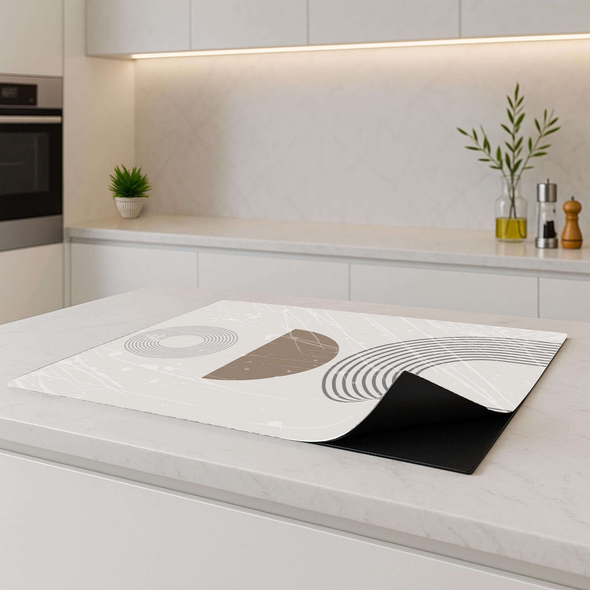 Minimal Waves inductie beschermer met modern Japandi design op een lichte keukenaanrecht.