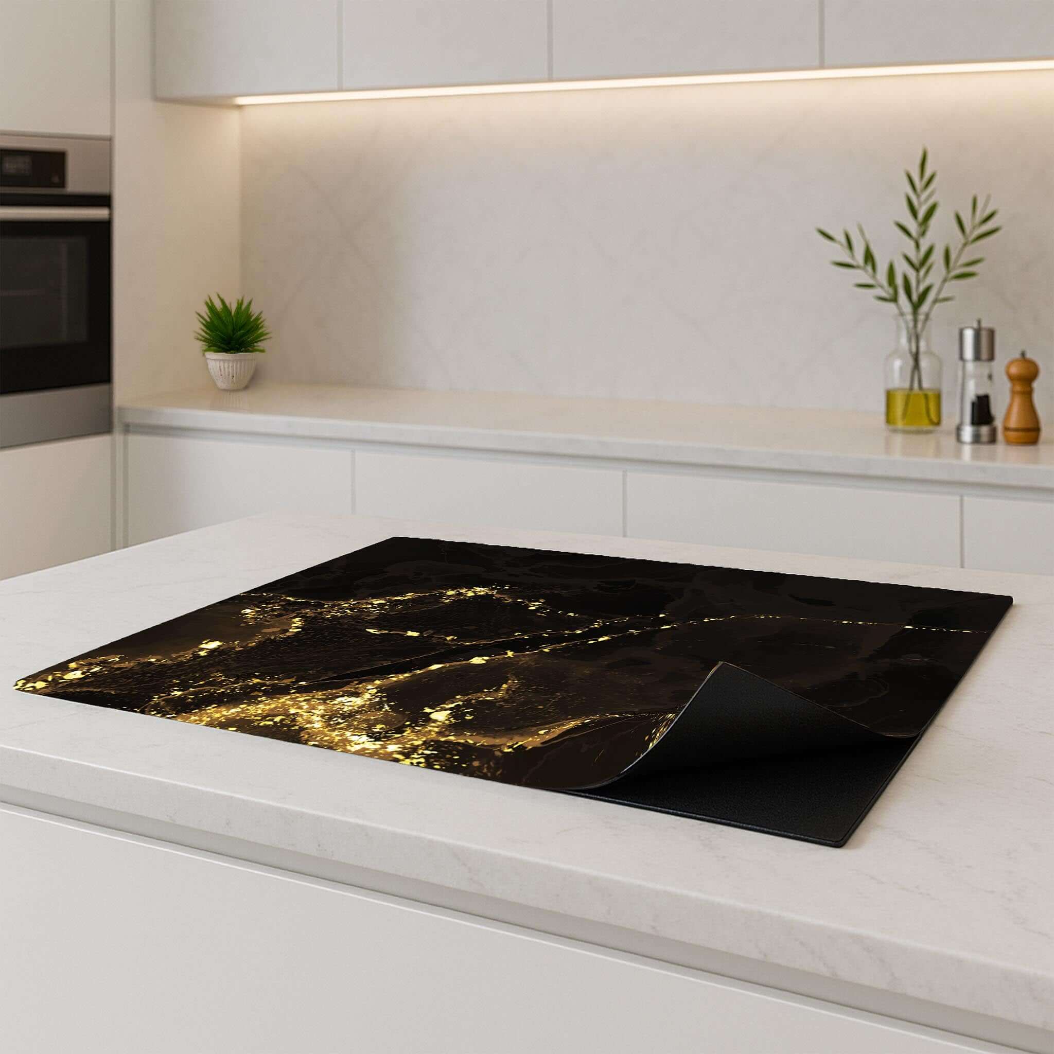 Gilded Marble inductie beschermer – marmerlook met gouden details, opgerolde hoek op modern keukenblad