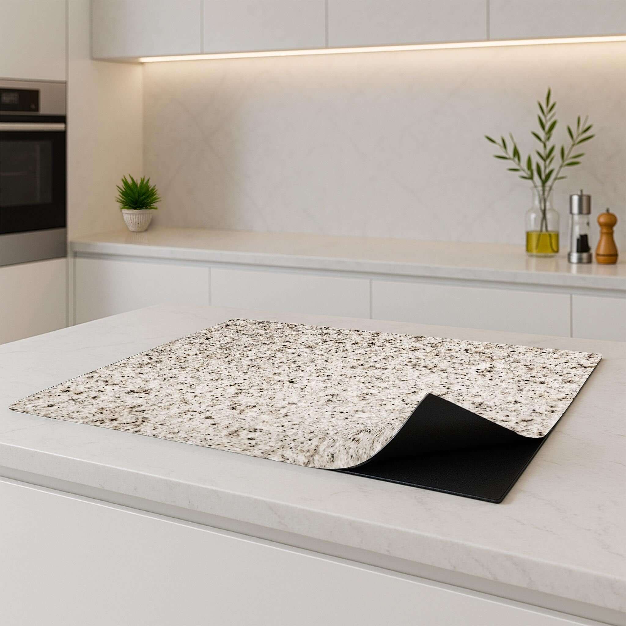 Almond Granite inductie beschermer op een moderne keukentafel voor bescherming en stijl.