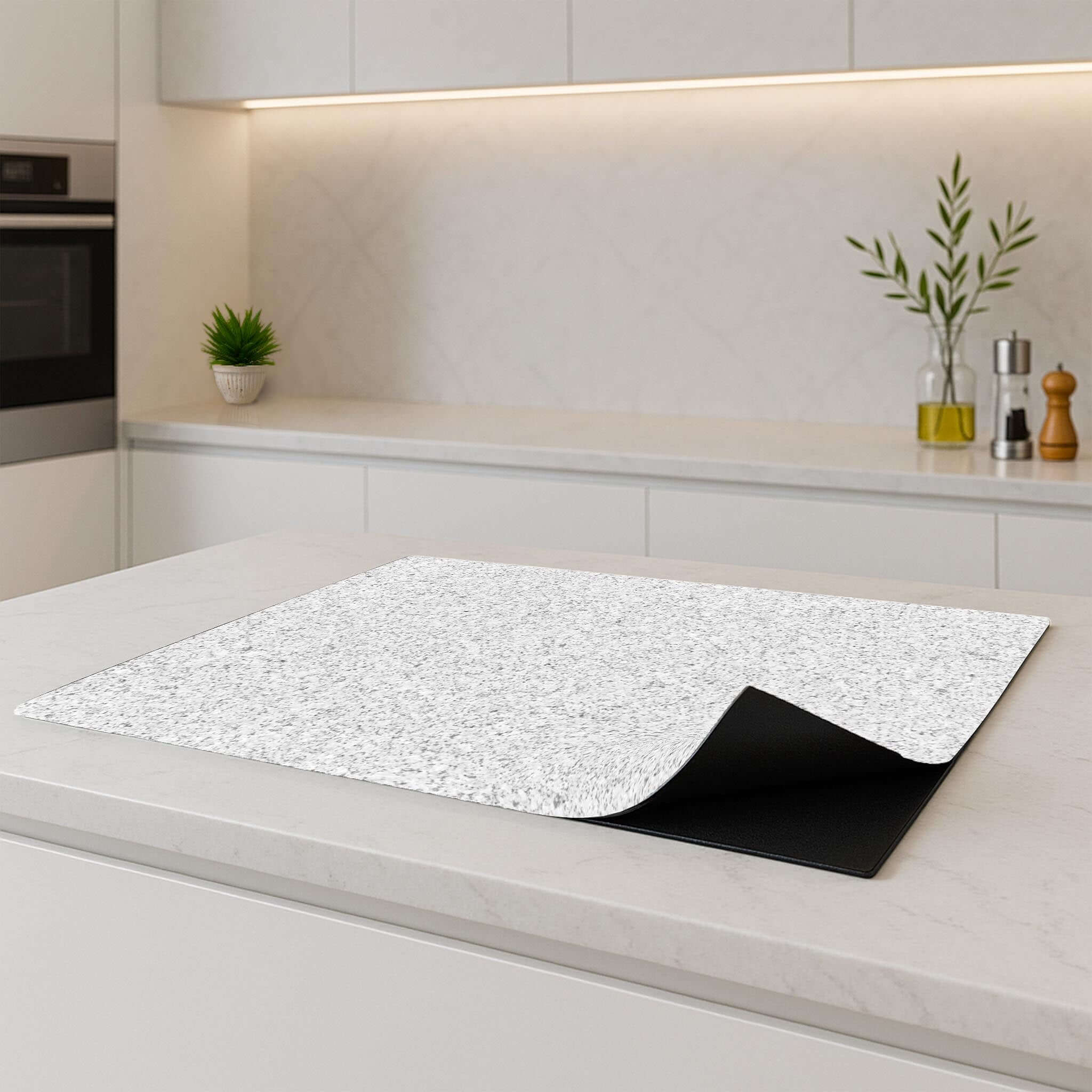 Arctic Granite inductie beschermer op wit keukenblad met stijlvolle uitstraling