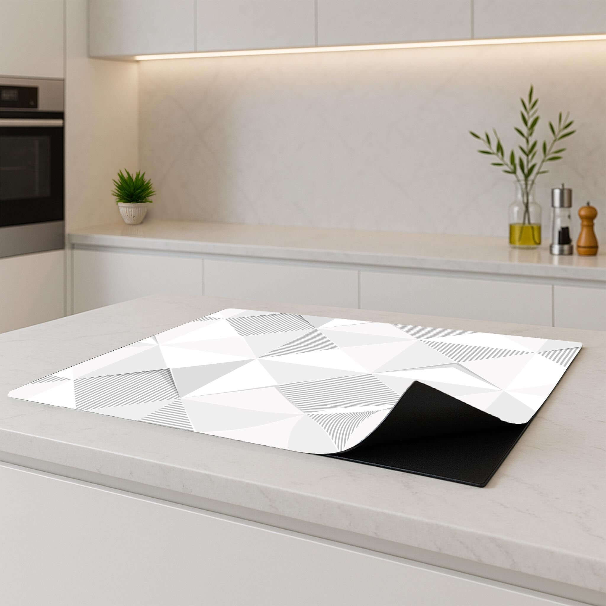 Zijkant van de Arctic Prism inductie beschermer op een modern keukenblad