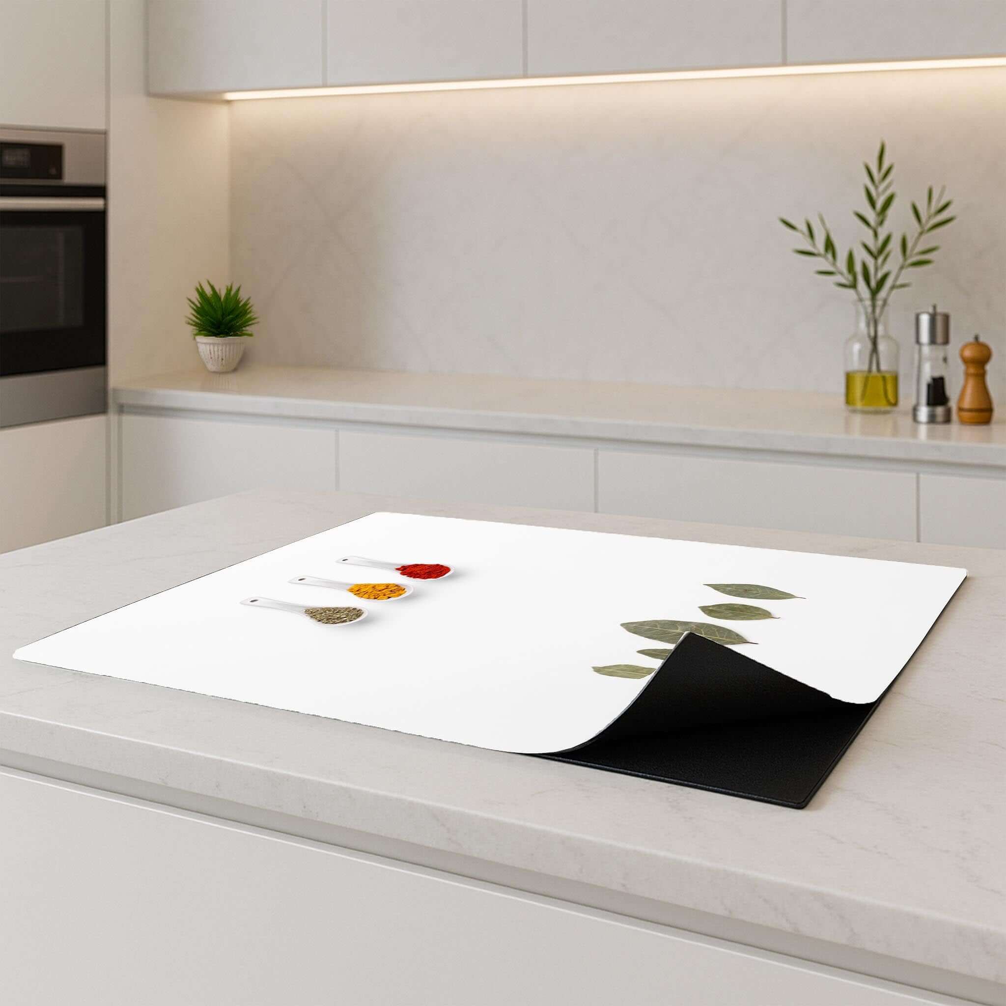 Bay & Blend Inductie Beschermer op een moderne keukentafel met kruiden en keukenaccessoires.
