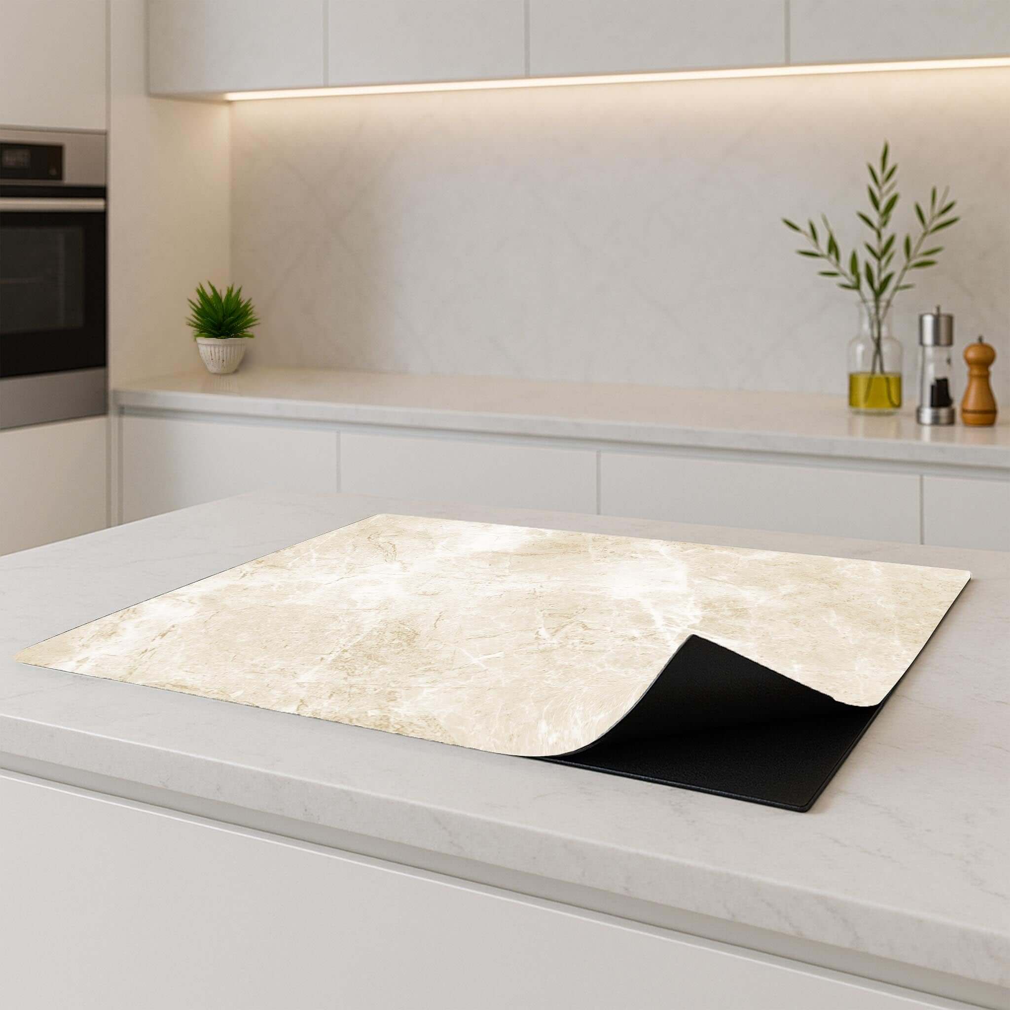 Beige Marble inductie beschermer liggend op een keukenblad met zicht op de zijkant