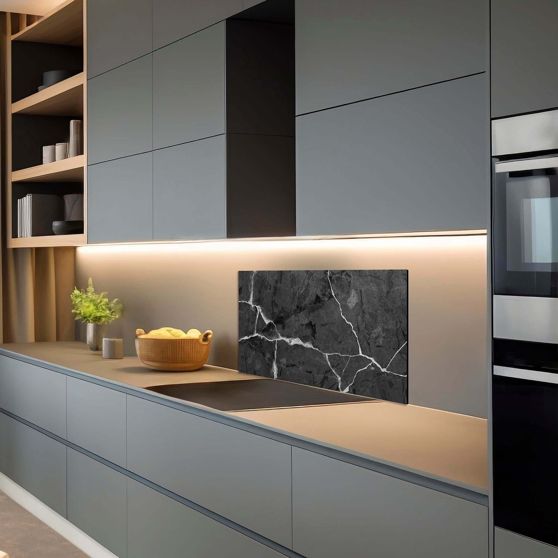 Stijlvol zwart marmeren spatscherm met witte aderen in een donkere designkeuken