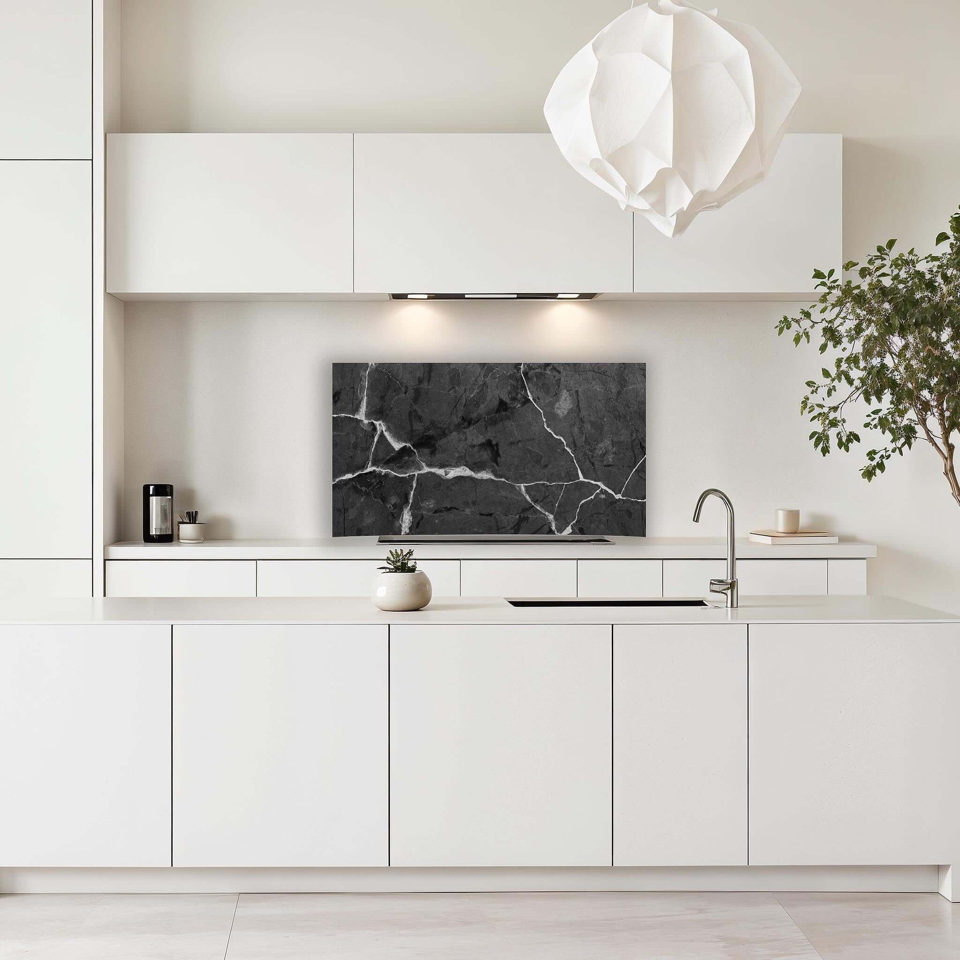 Luxe zwart marmeren spatscherm in moderne witte keuken