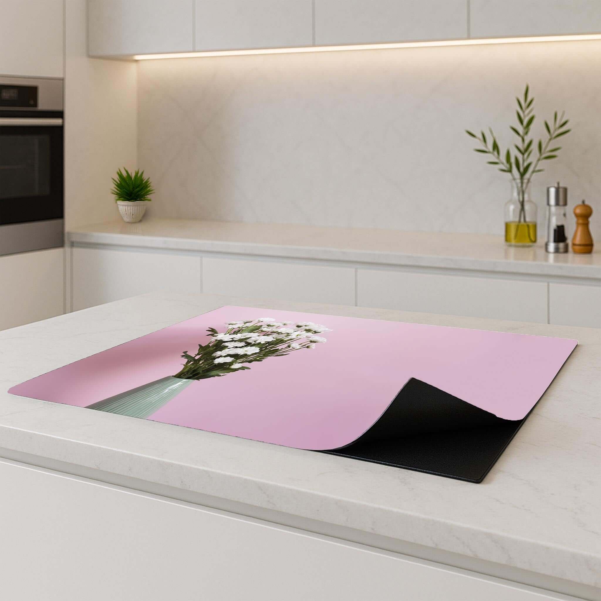 Blush & Bloom inductie beschermer met bloemenprint op een roze achtergrond in moderne keuken.