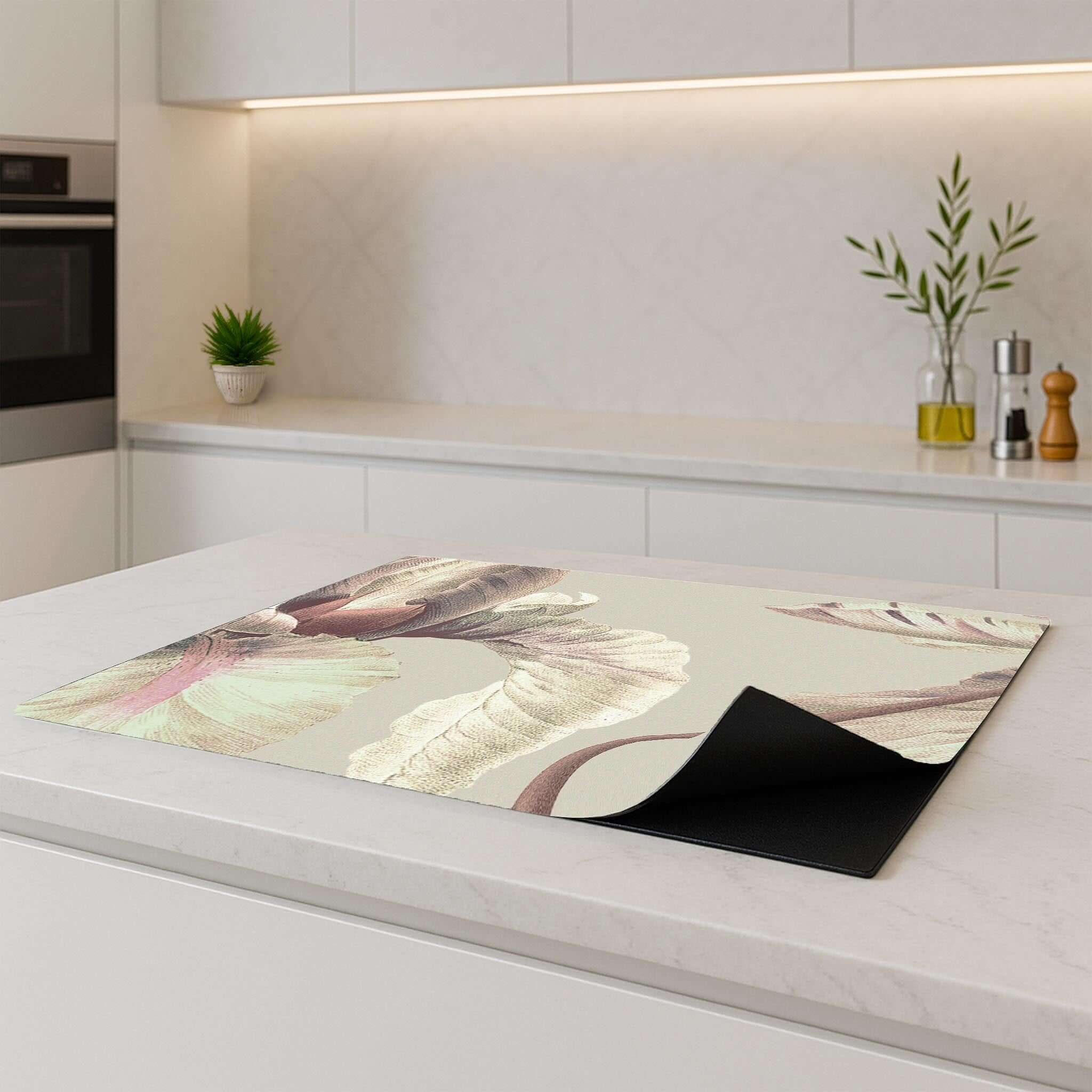 Elegante inductiebeschermer met zachte pastelbloemen in keukeninterieur