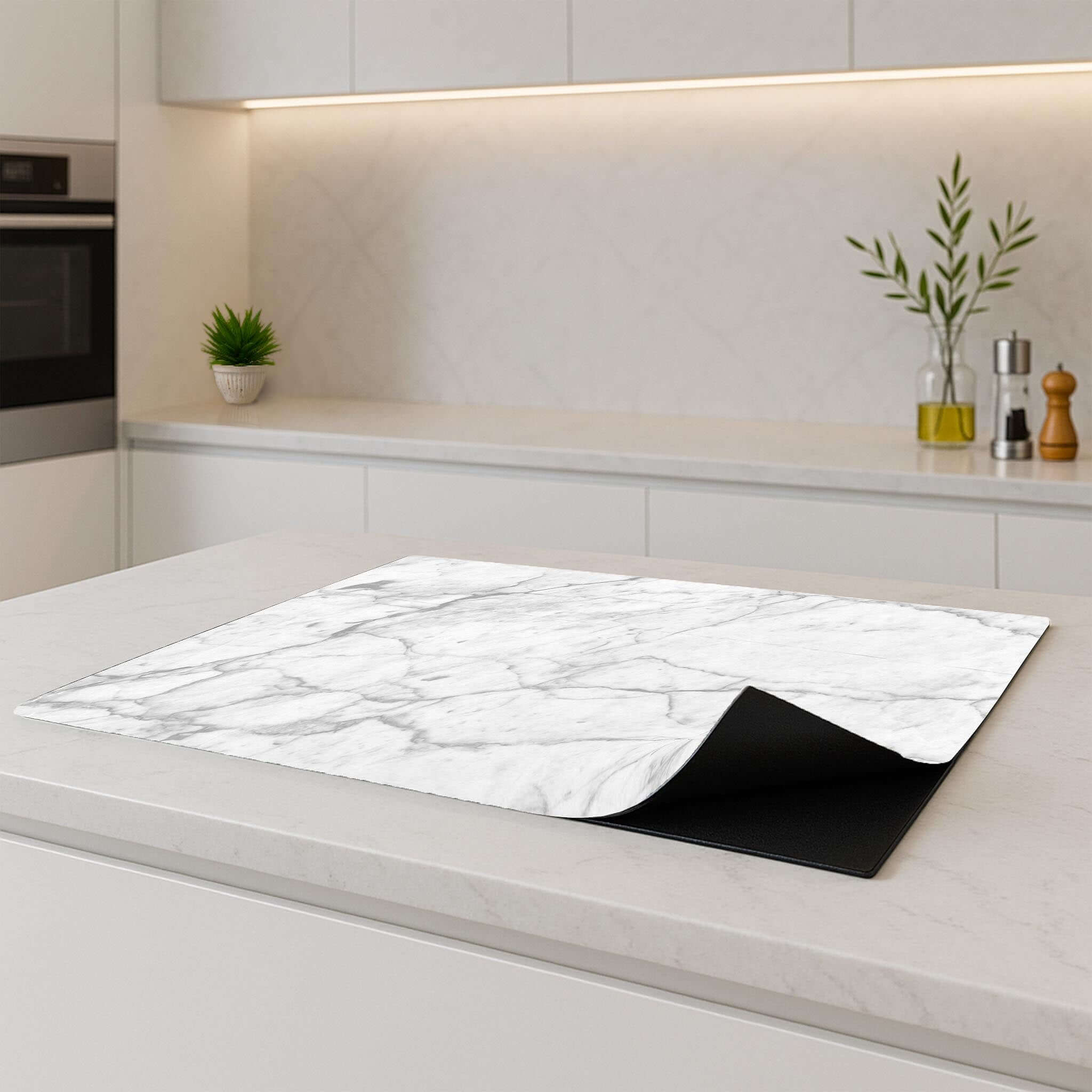 Carrara Light inductie beschermer op een keukenblad, elegant en functioneel voor bescherming tegen krassen en vlekken.