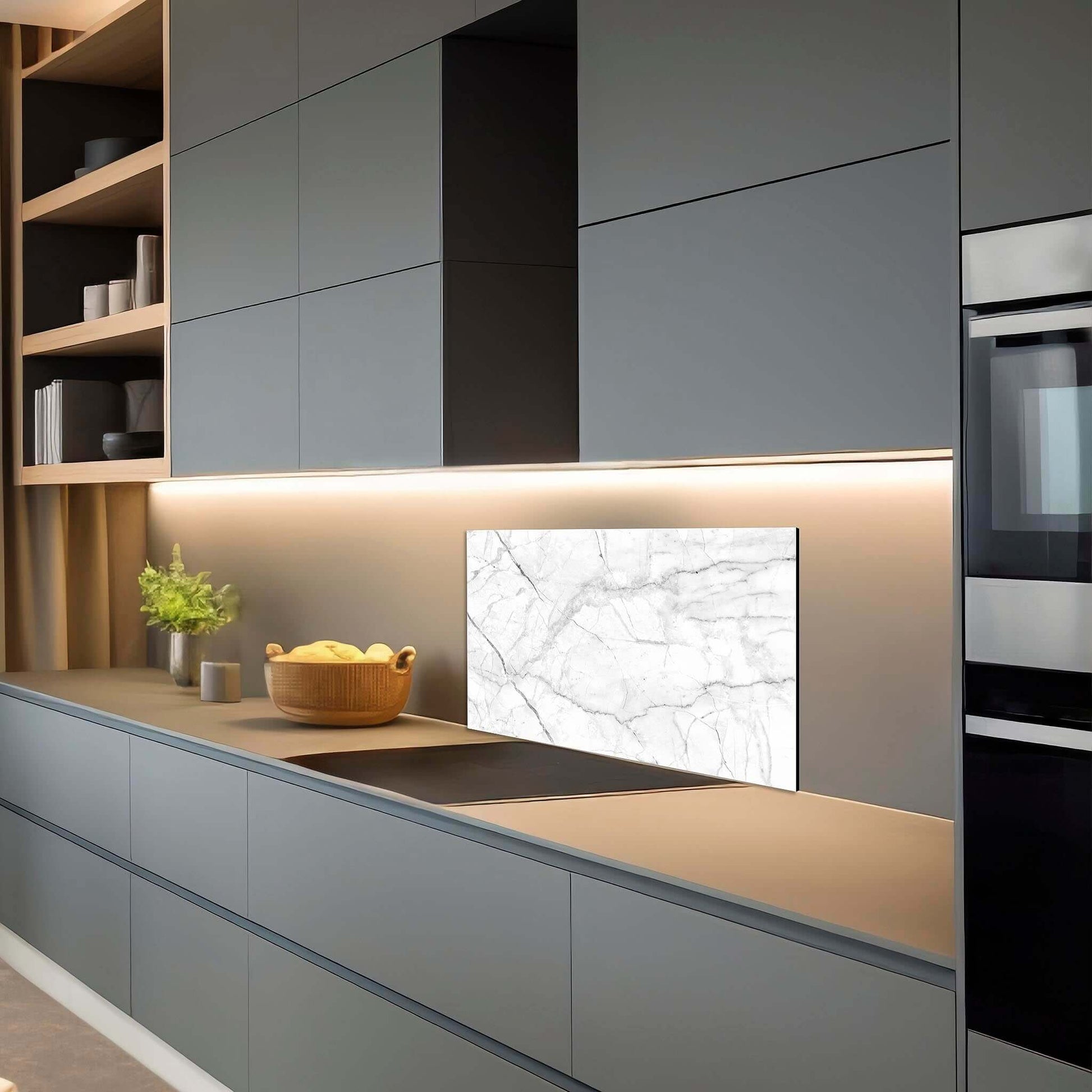 Carrara Light spatscherm keuken met wit marmerlook in donkere moderne keuken