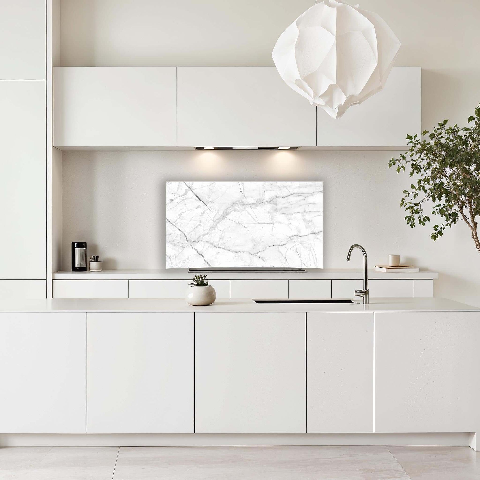 Carrara Light spatscherm keuken gemonteerd in moderne witte keuken