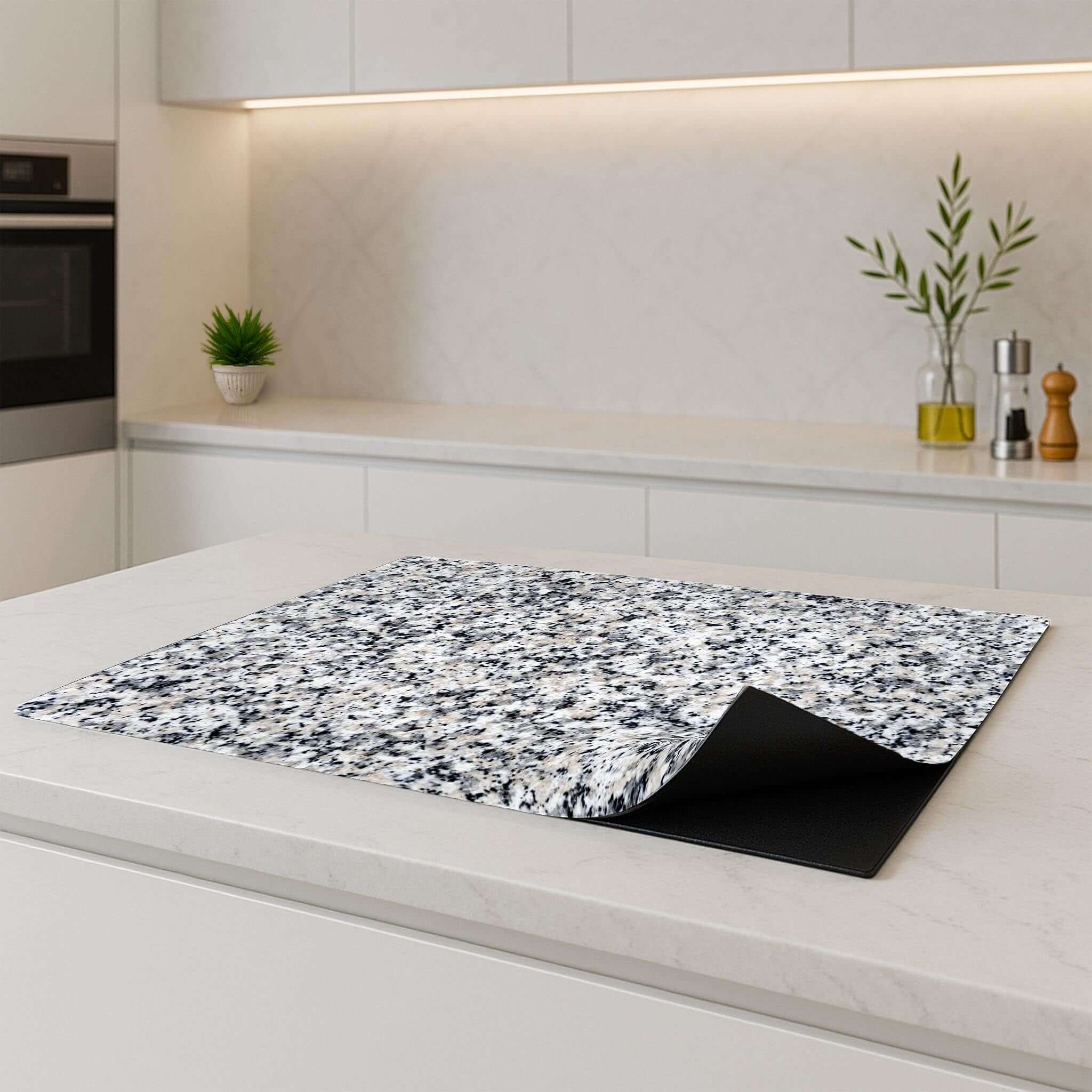 Classic Granite Inductie Beschermer on a kitchen countertop, protecting the induction cooktop from scratches and stains.