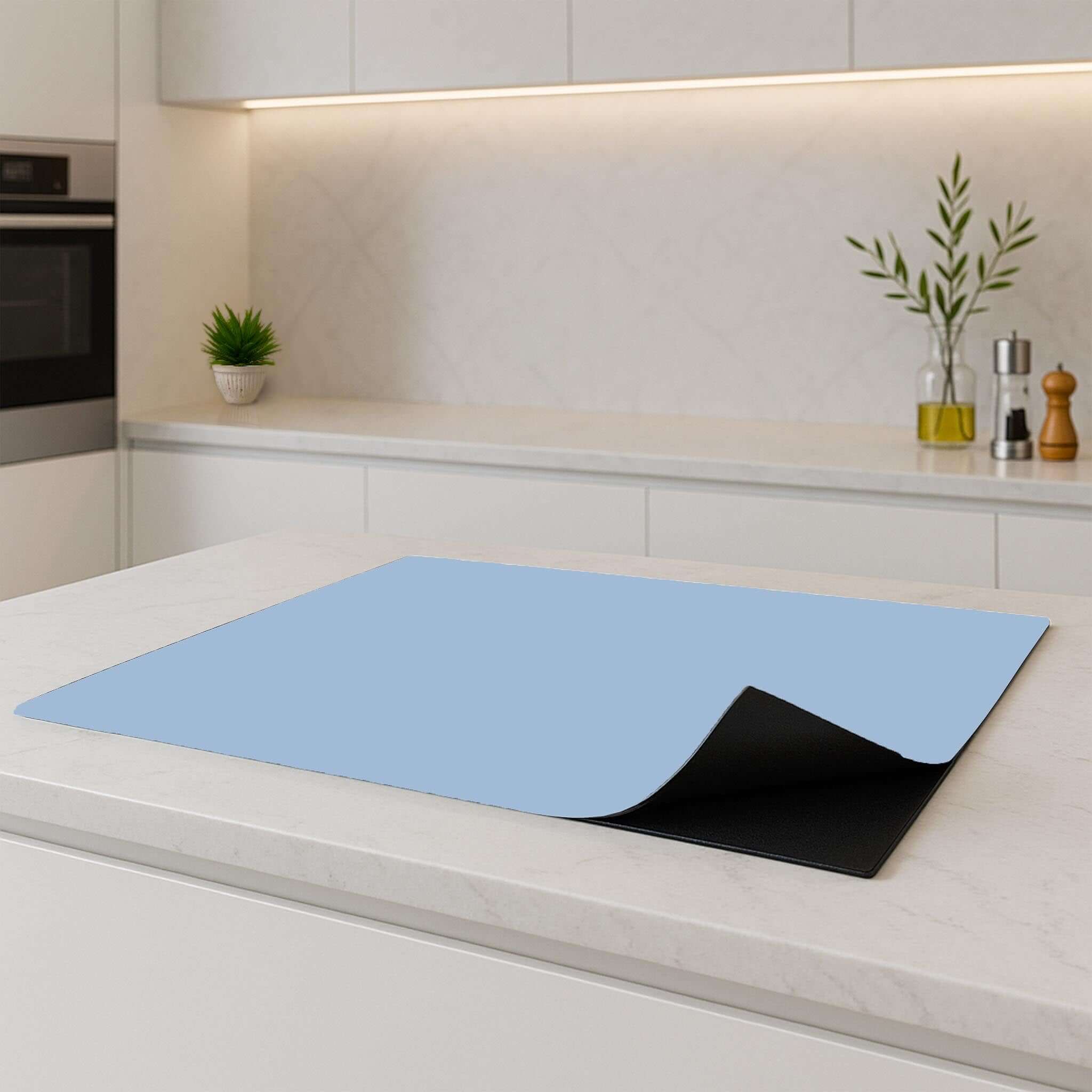 Clear Sky inductiebeschermer in moderne keuken op wit aanrechtblad