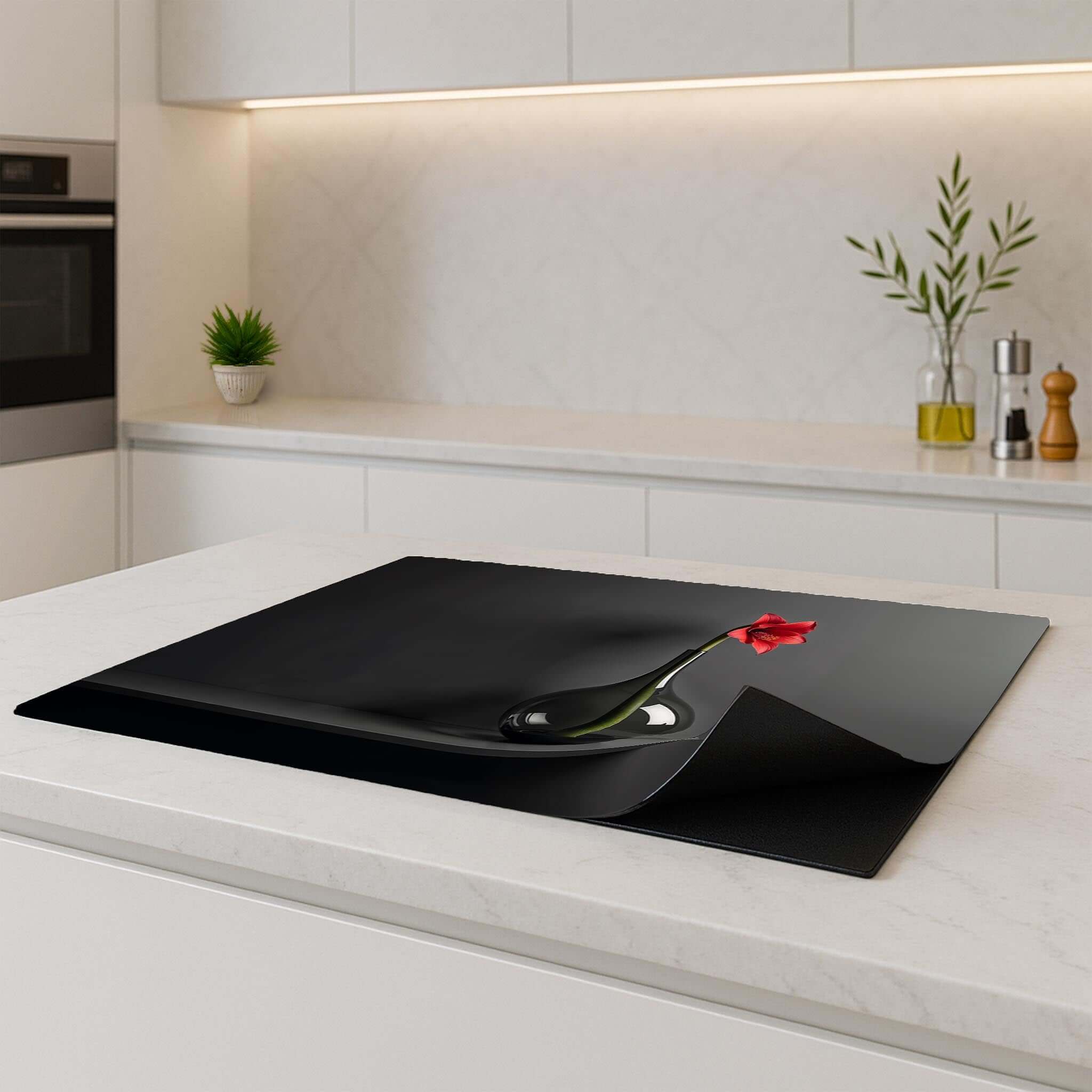 Crimson Silence Inductie Beschermer showcasing stylish black design with rose, perfect for kitchen elegance.