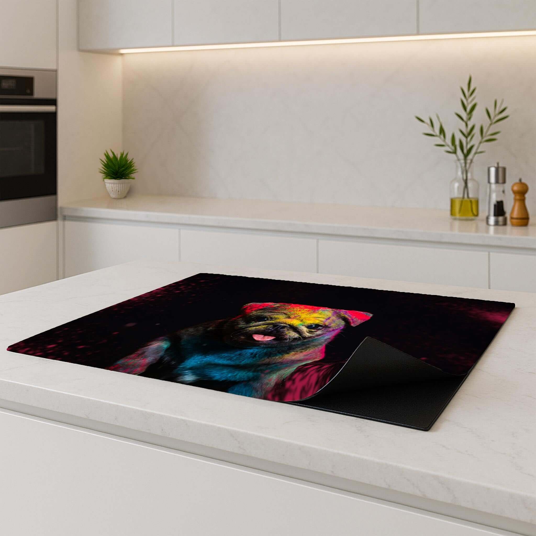 Kleurrijke Funky Pup inductie beschermer in een moderne keuken, beschermt kookplaat effectief