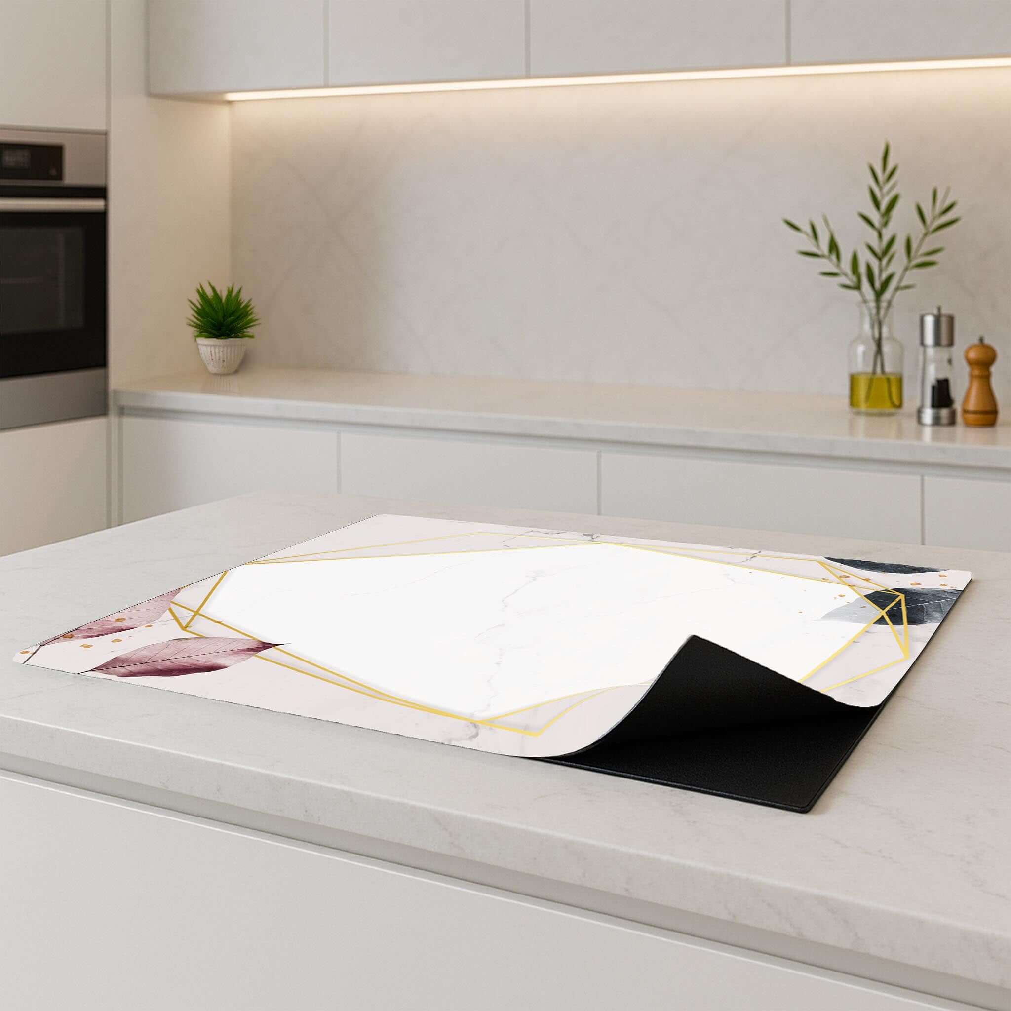 Geometric Elegance inductie beschermer in een moderne keuken op het aanrecht