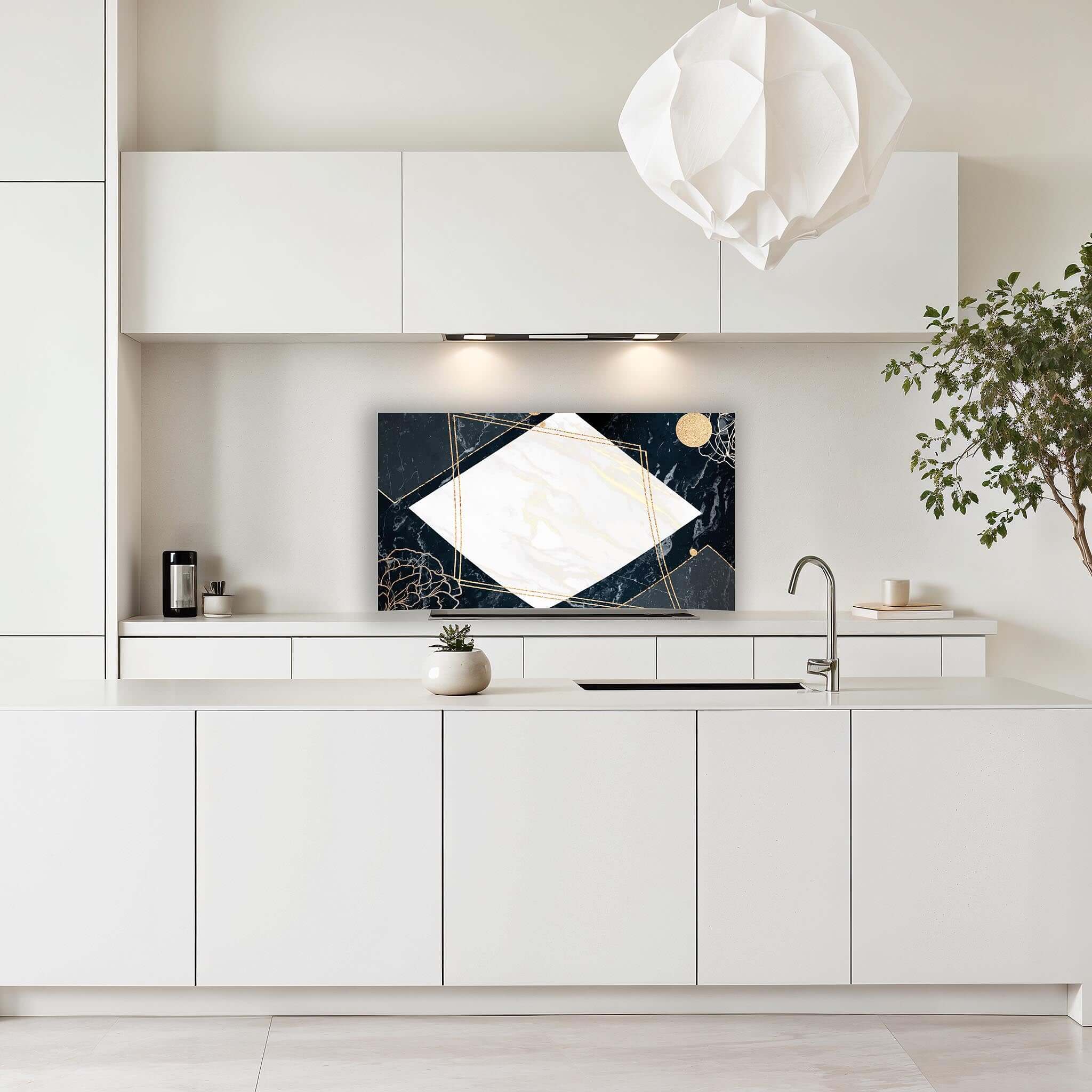 Glamour Marble spatscherm met marmerlook en gouden accenten in een witte moderne keuken