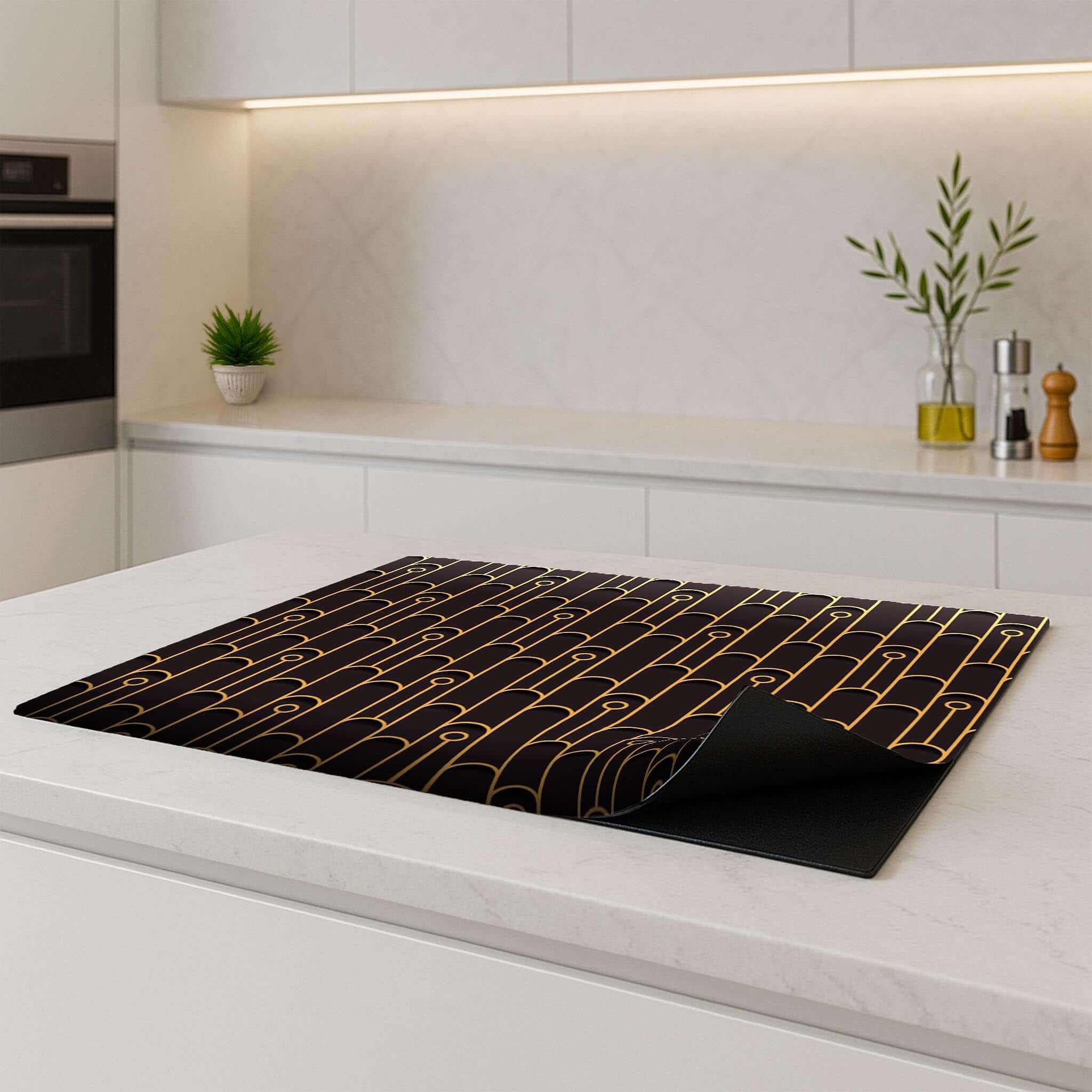 Golden Arc inductie beschermer liggend op keukenblad met zichtbare antislip achterkant