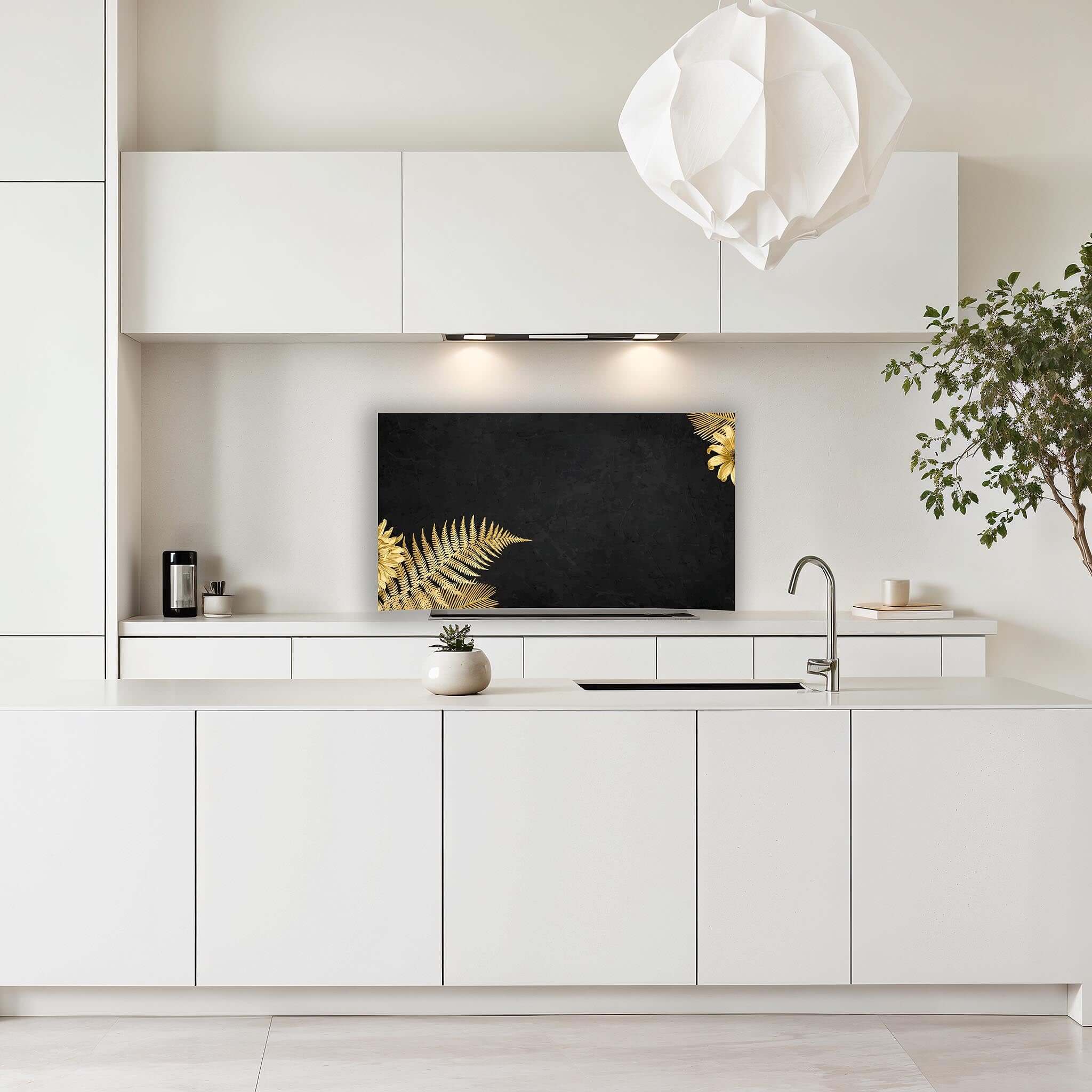 Keuken met wit interieur en Golden Fern Touch spatscherm in zwart en goud