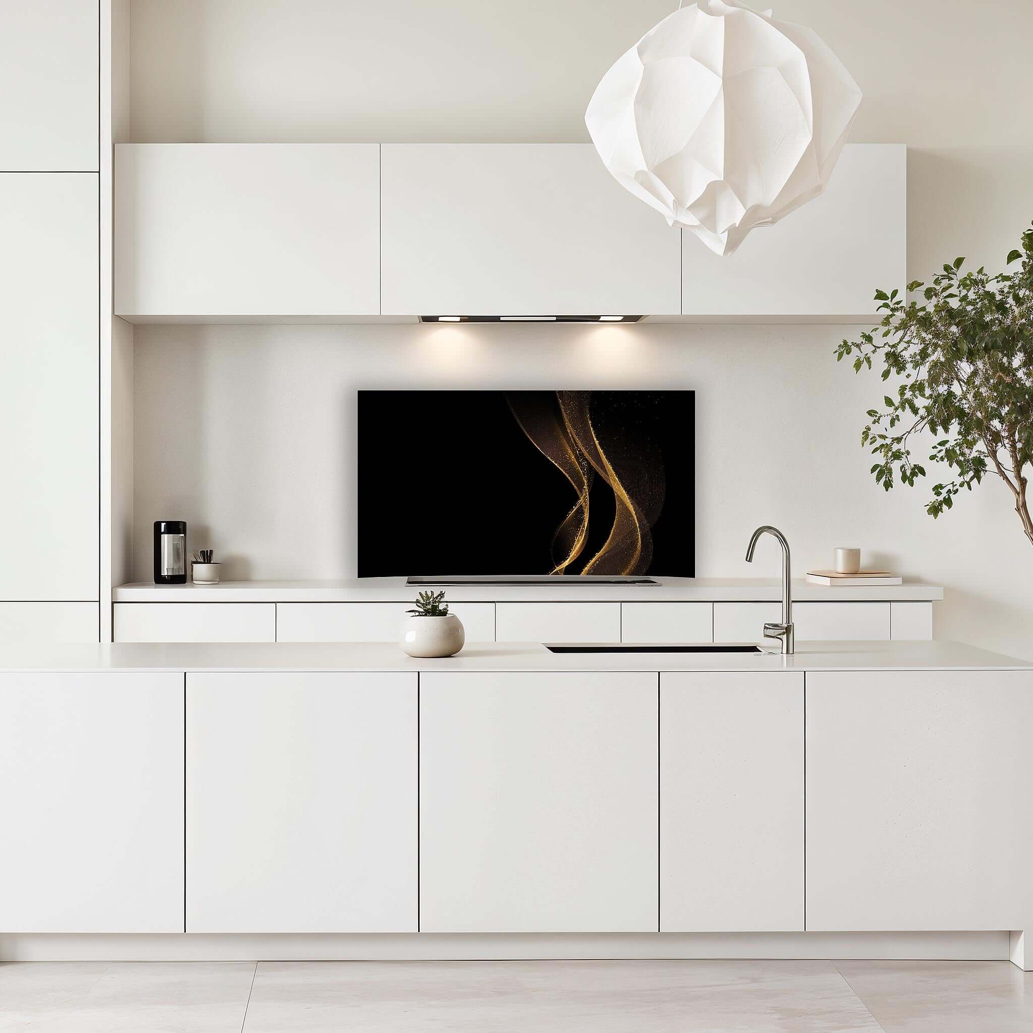 Golden Flow spatscherm met gouden accenten geplaatst in een witte keuken