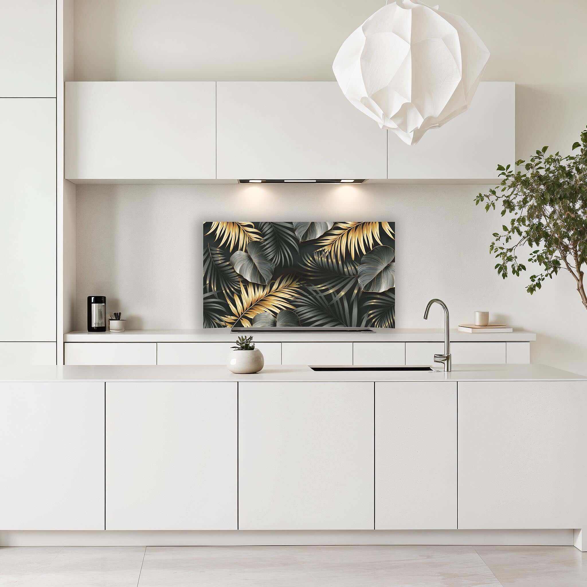 Keuken met Golden Palms spatscherm, zwart en gouden palmbladeren op witte achterwand
