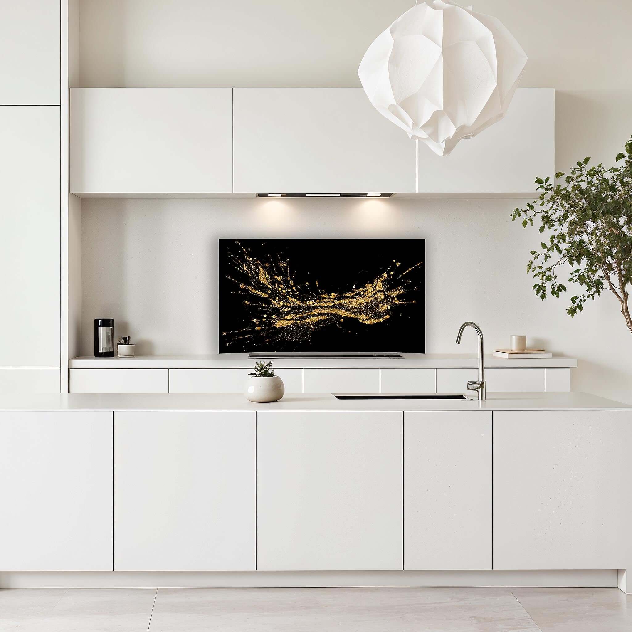 Keuken met wit interieur en Golden Splash spatscherm met gouden spetters op zwart