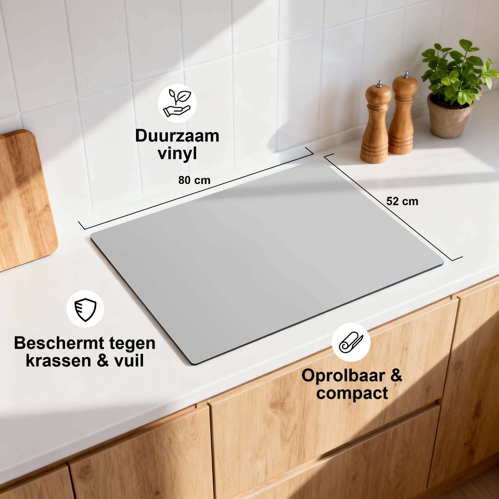 Warm Grey Elegance – Inductie Beschermer op een keukenblad, duurzaam vinyl, bescherming tegen krassen en vuil.