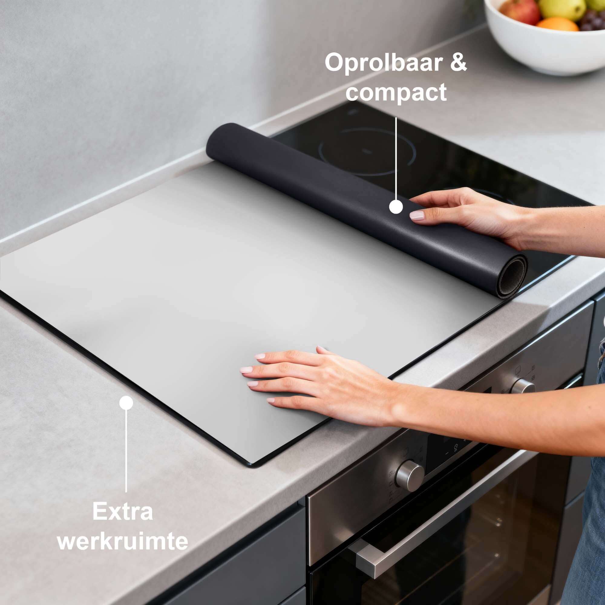 Warm Grey Elegance – Inductie Beschermer op een keukenblad, oprolbaar en compact voor extra werkruimte.