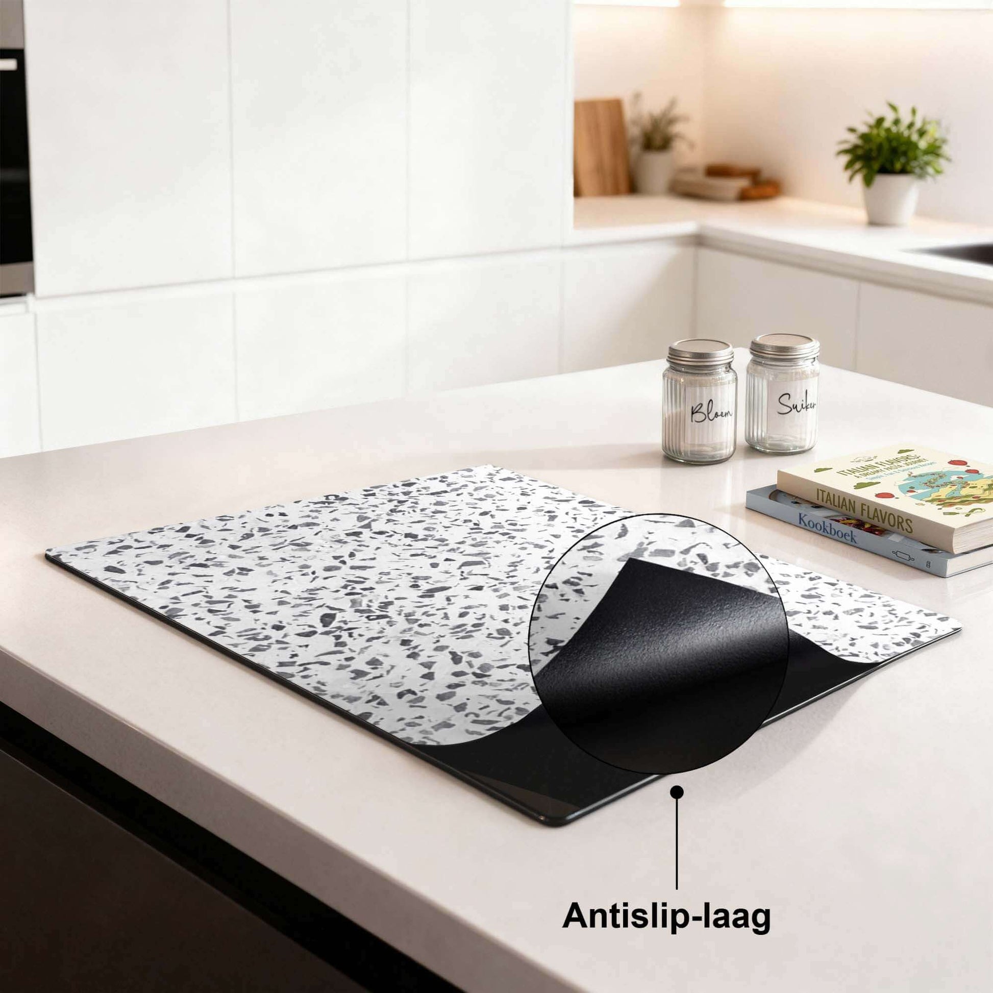 Carrara Mist - Inductie Beschermer met antislip-laag op keukenblad, elegant design voor slimme bescherming.