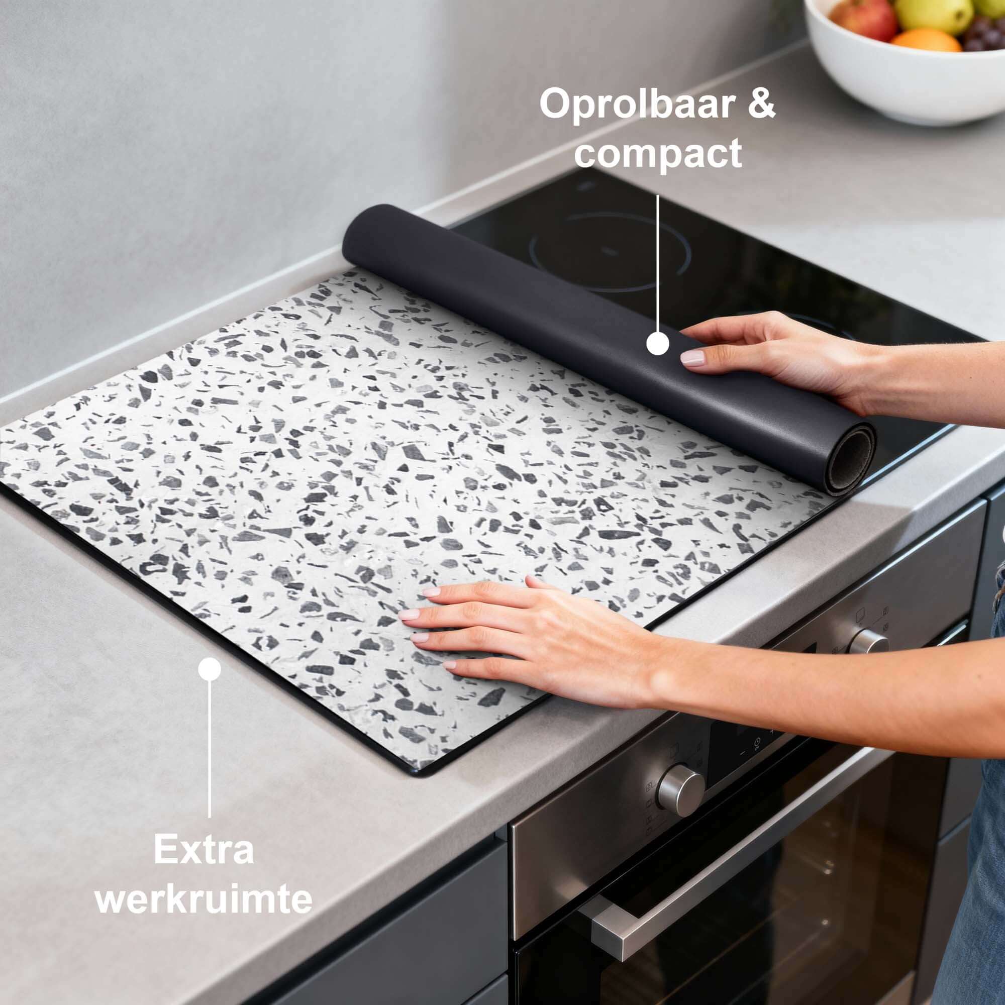 Carrara Mist - Inductie Beschermer op een keukenblad, met extra werkruimte en oprolbaar design.