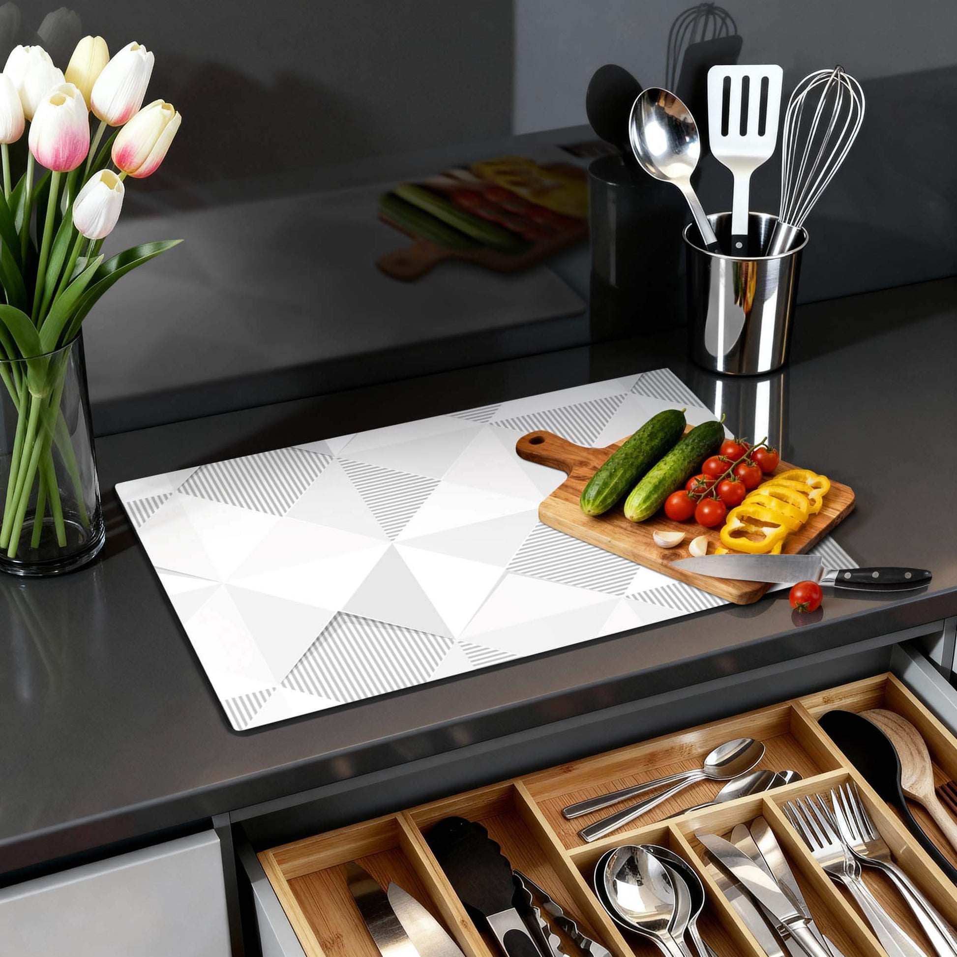 Arctic Prism – Inductie Beschermer op een keukenblad met groenten en bloemen in een moderne keuken.