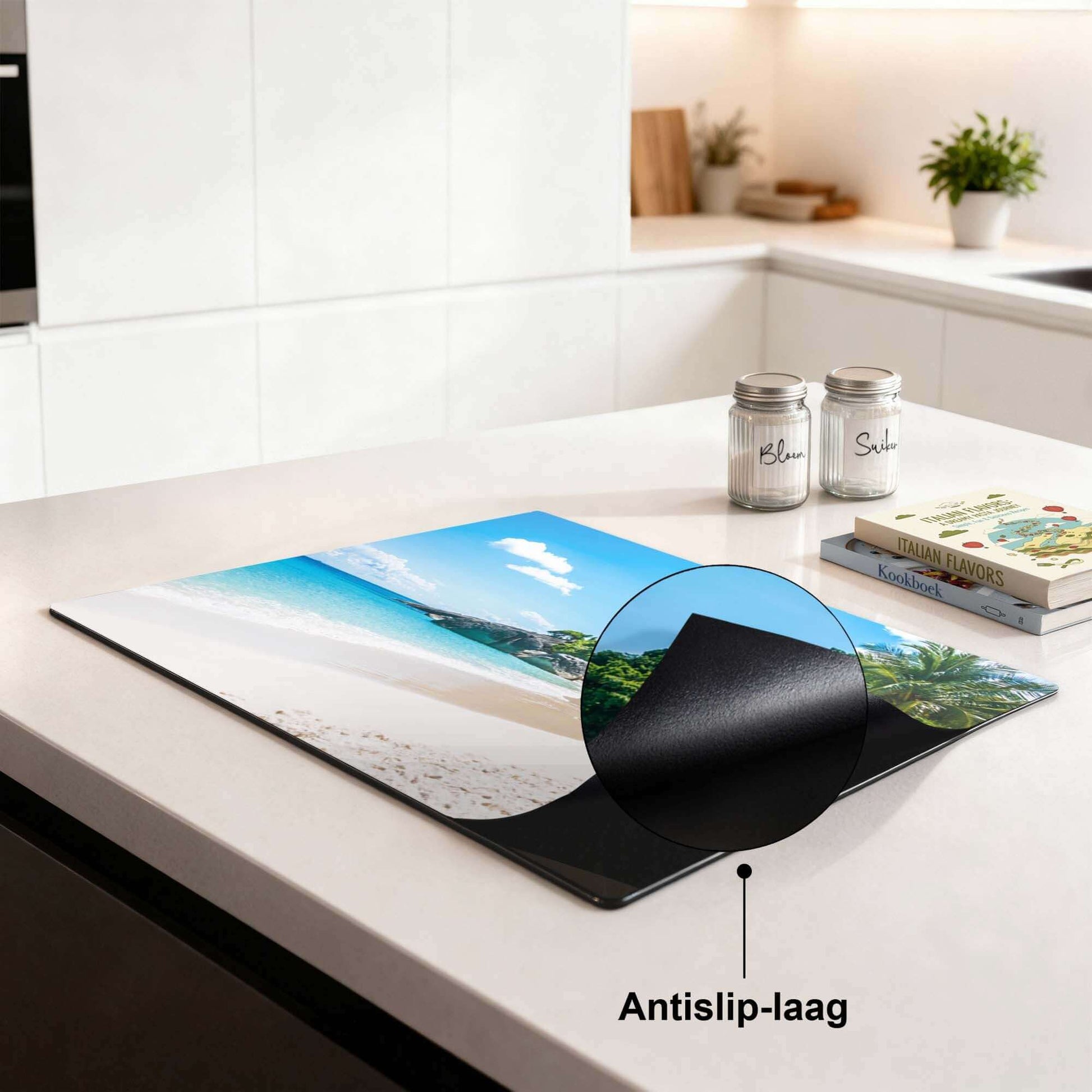 Tropical Escape – Inductie Beschermer met antislip-laag en tropisch strandontwerp op een keukenblad.