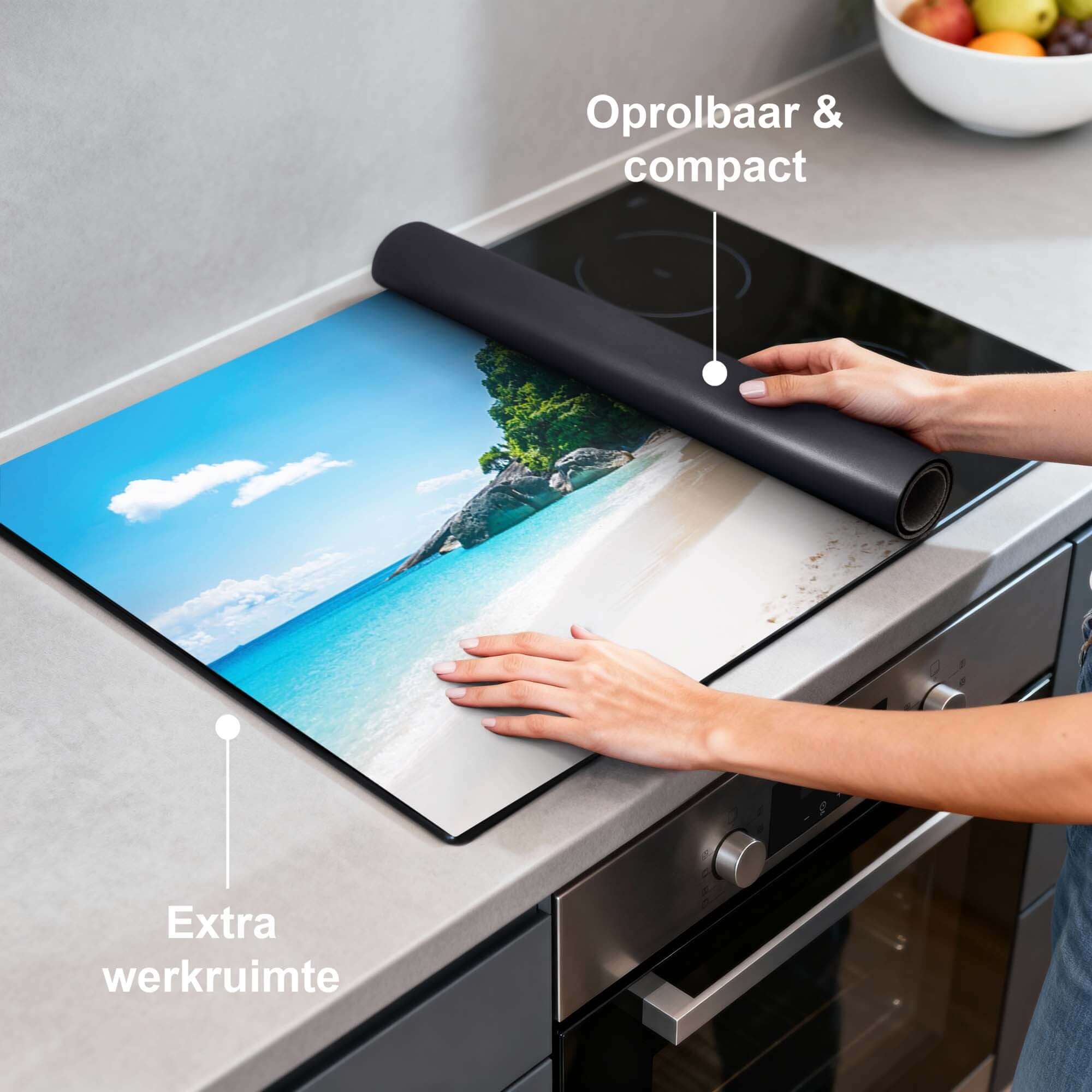 Tropical Escape – Inductie Beschermer op een kookplaat met een tropisch stranddesign en extra werkruimte.