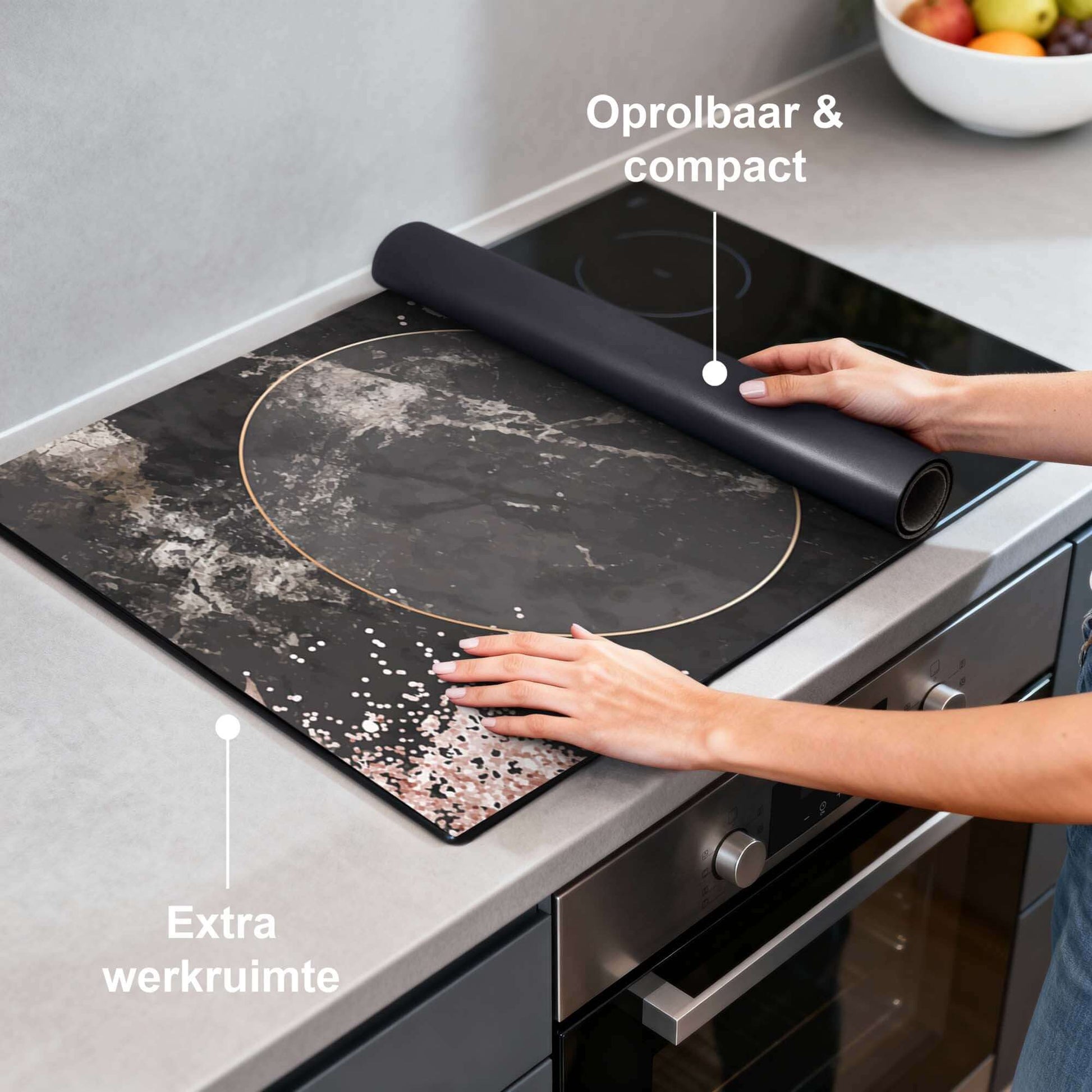 Midnight Rose - Inductie Beschermer op een keukenblad met luxe design en extra werkruimte.