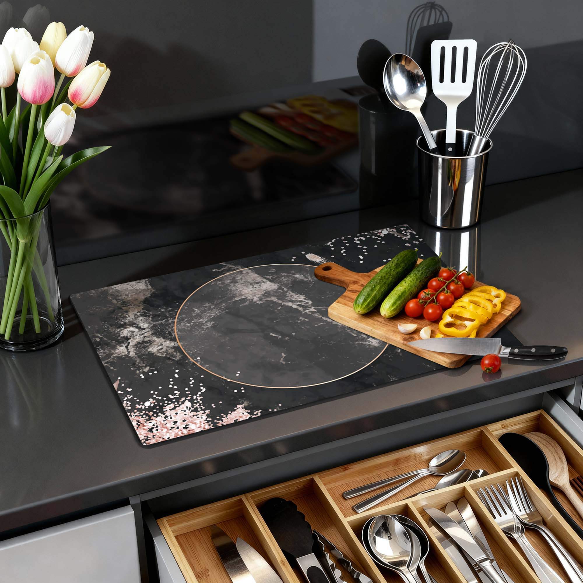 Midnight Rose - Inductie Beschermer op een moderne keukenwerkblad met groenten en bloemen.