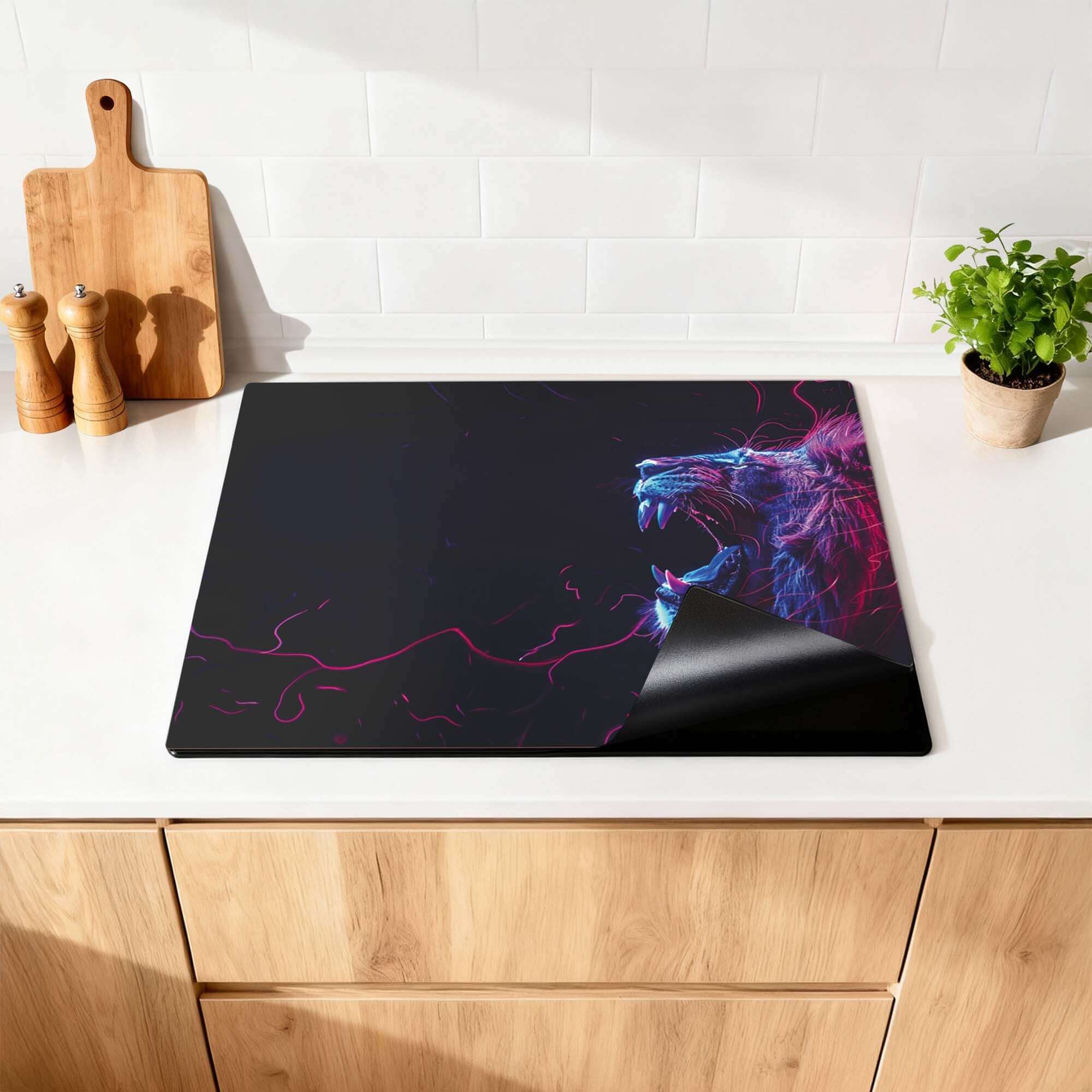 Neon Roar – Inductie Beschermer op een moderne keukenblad met een kleurrijk leeuwontwerp.