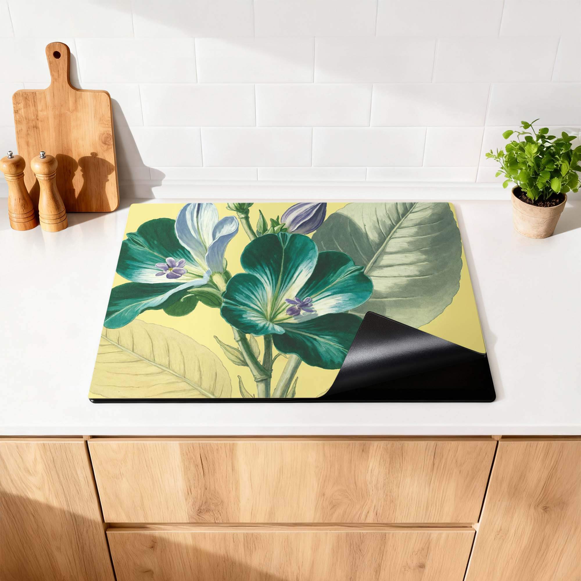 Botanical Glow – Inductie Beschermer met levendige bloemen op een warm geel canvas.
