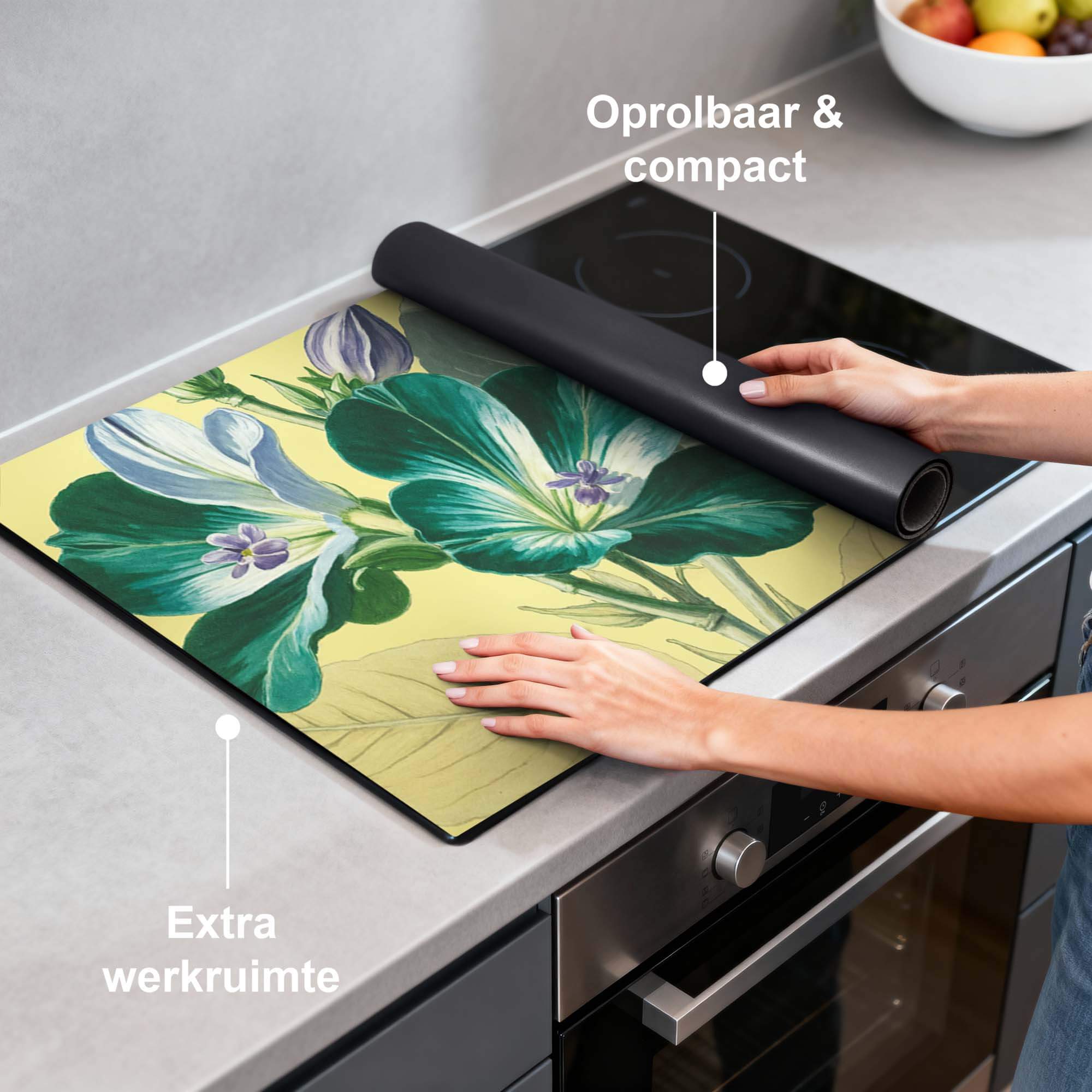 Botanical Glow – Inductie Beschermer op een keukenblad, extra werkruimte en gemakkelijk oprolbaar.