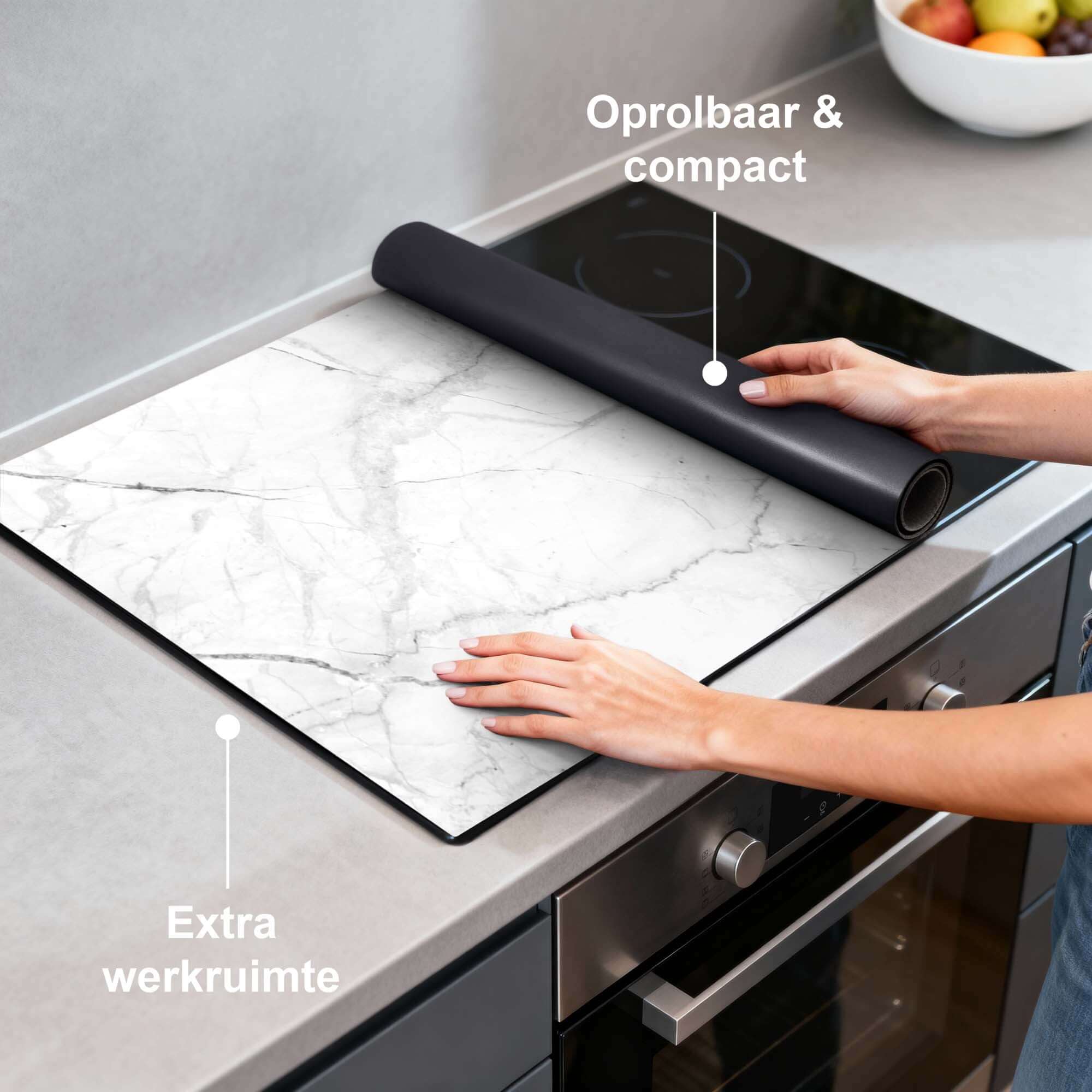 Carrara Light - Inductie Beschermer op een kookplaat, oprolbaar en compact voor extra werkruimte.
