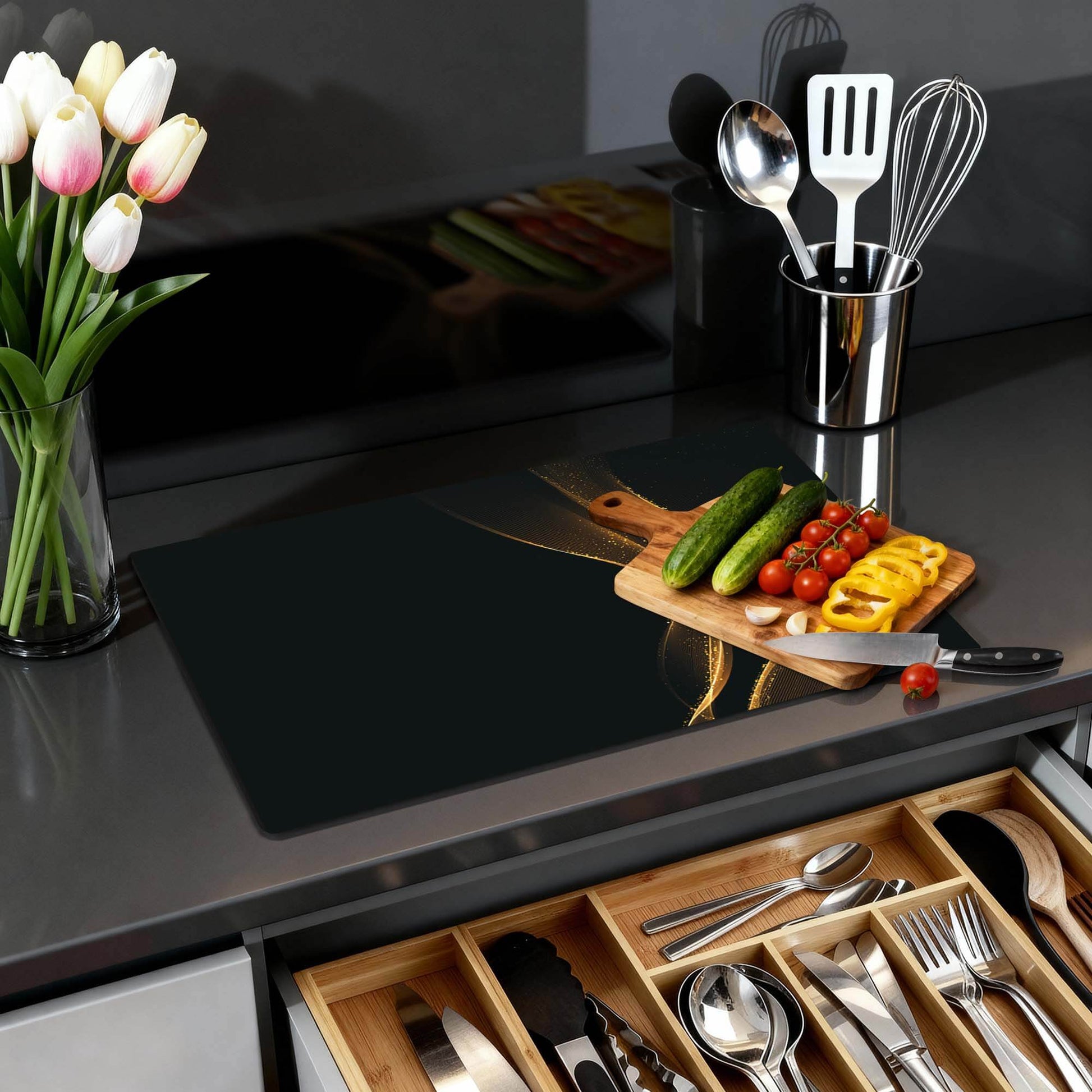 Golden Flow – Inductie Beschermer op keukentafel met groente en een snijplank.