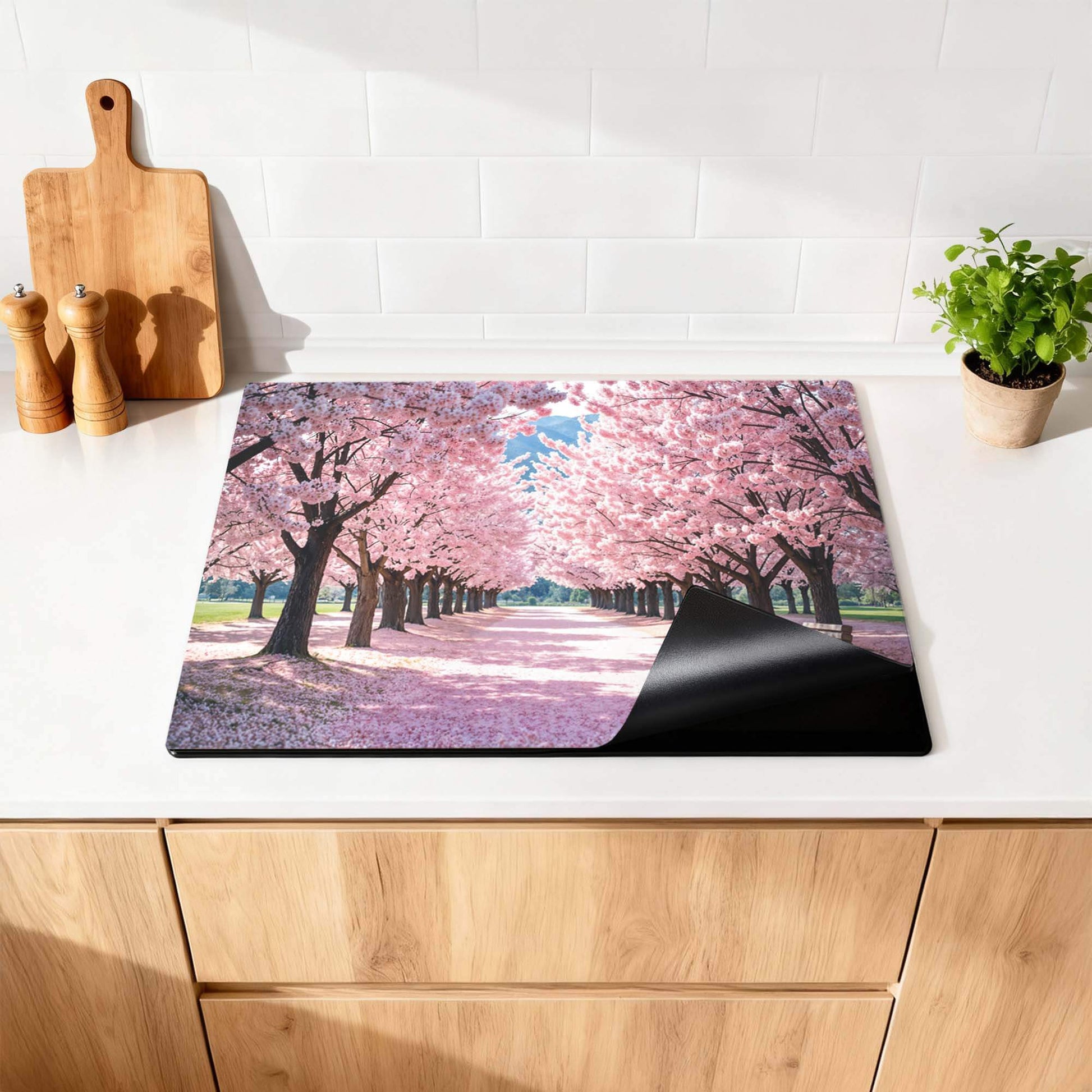 Sakura Bliss – Inductie Beschermer met een serene Japanse kersenbloesemdesign op een keukenblad.