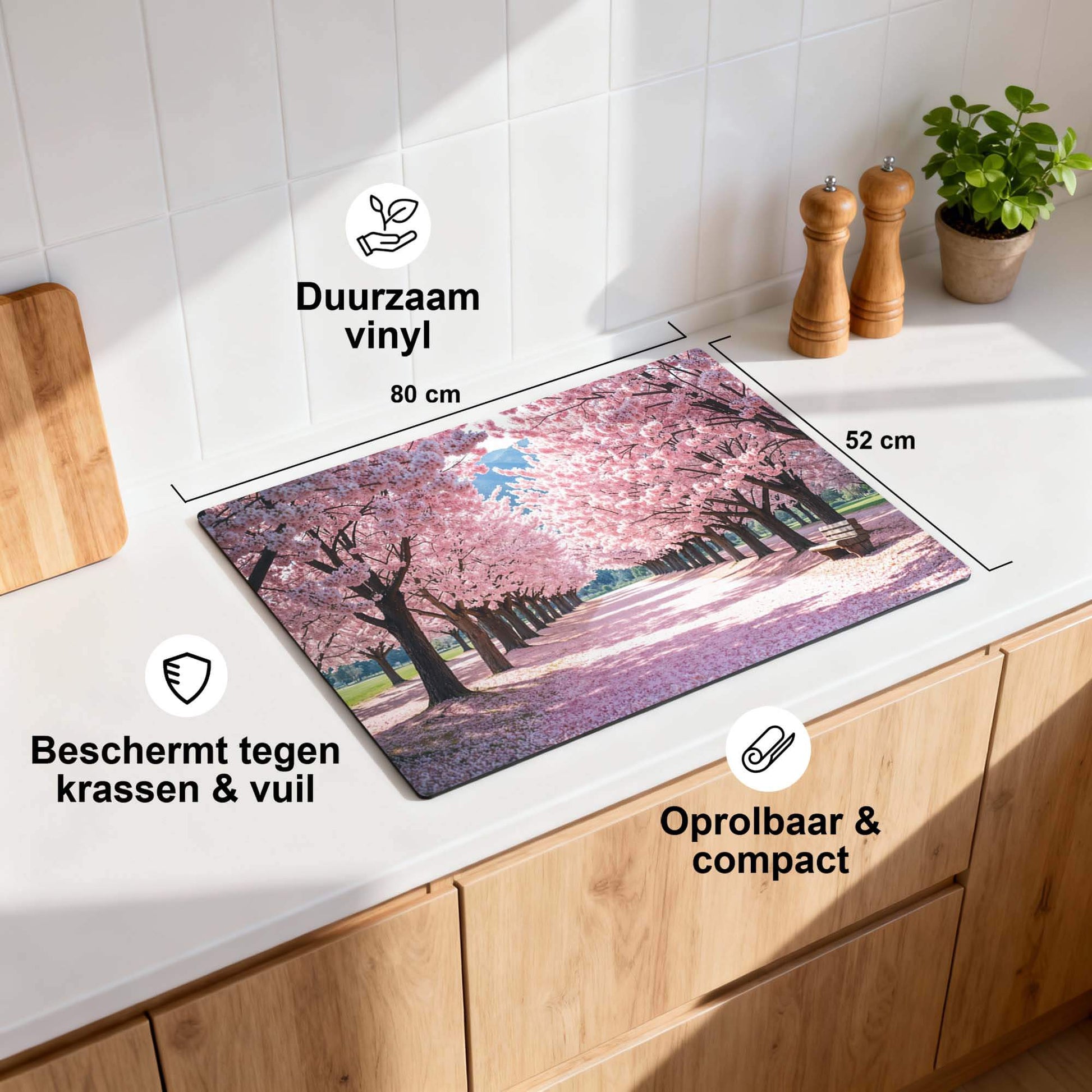 Sakura Bliss – Inductie Beschermer in een keuken met een prachtig roze kersenbloesemdesign, duurzaam en compact.