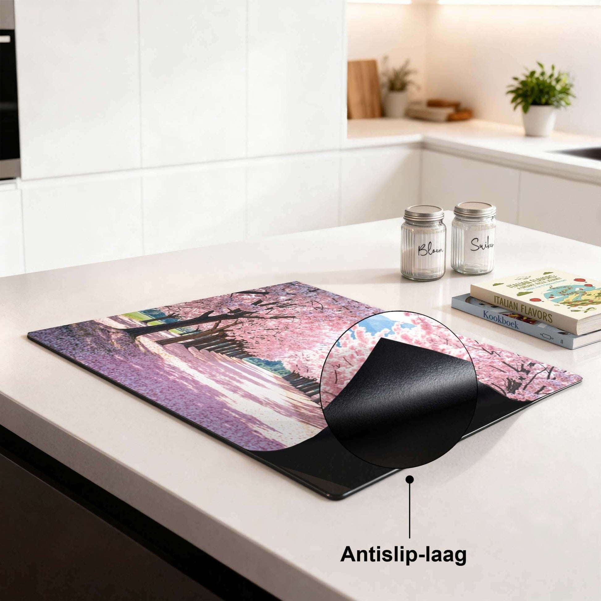 Sakura Bliss – Inductie Beschermer met antislip-laag, uitgevoerd in roze kersenbloesemdesign in de keuken.