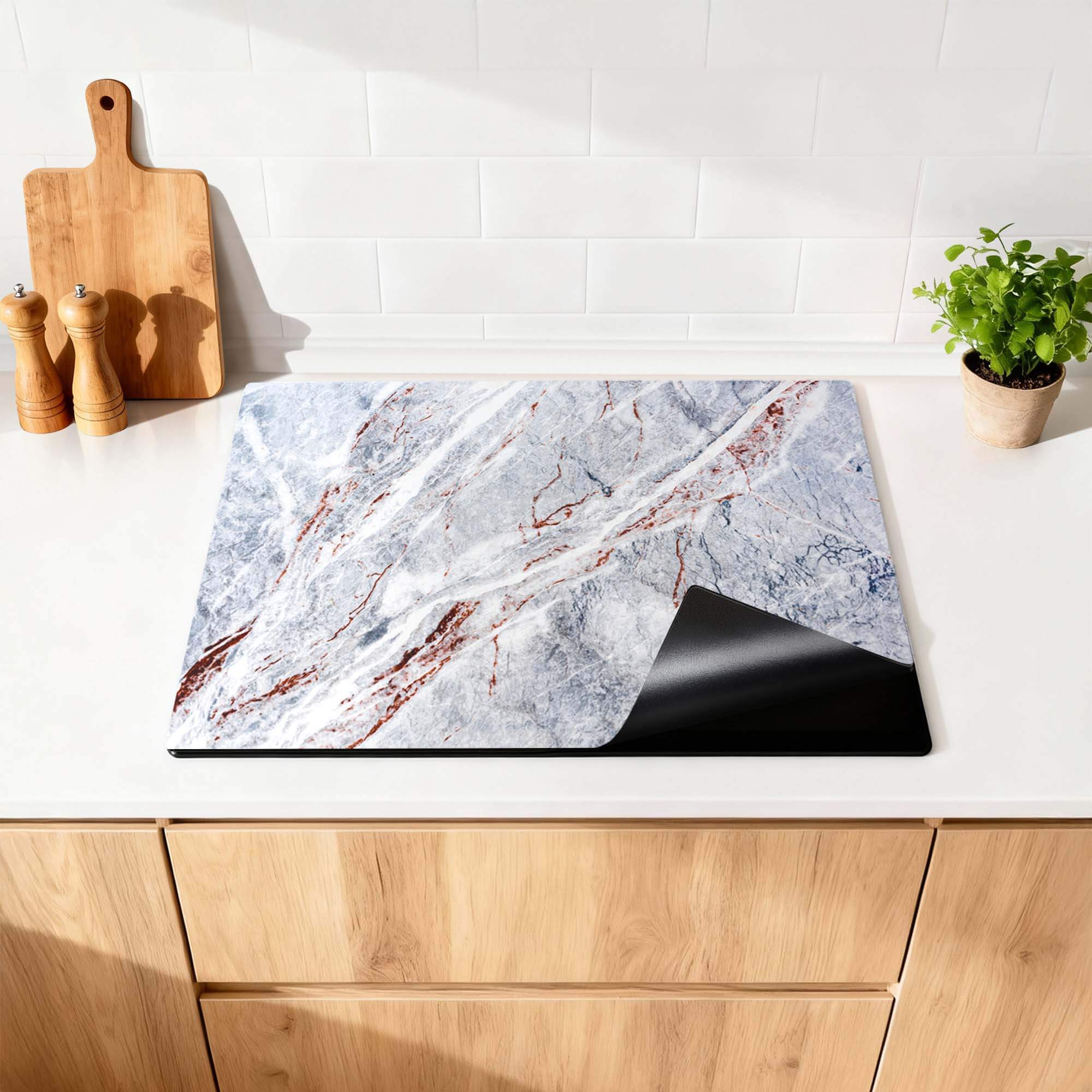 Elegant Marble – Inductie Beschermer op een moderne keukenaanrecht, luxe uitstraling en praktische bescherming.