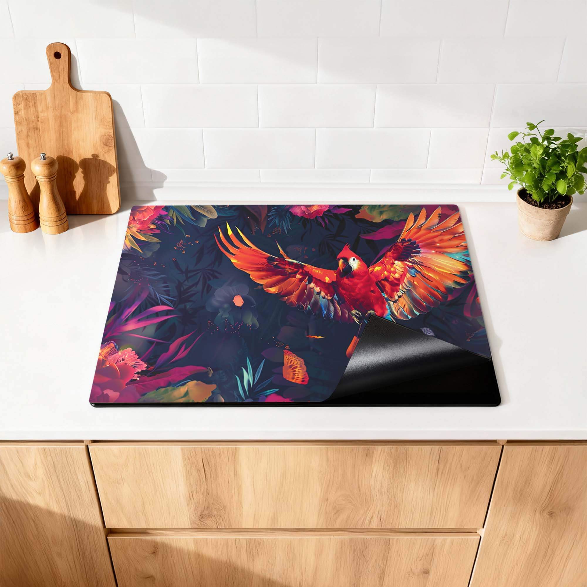Tropical Wings – Inductie Beschermer met levendige kleuren en tropische flair op een keukenblad.