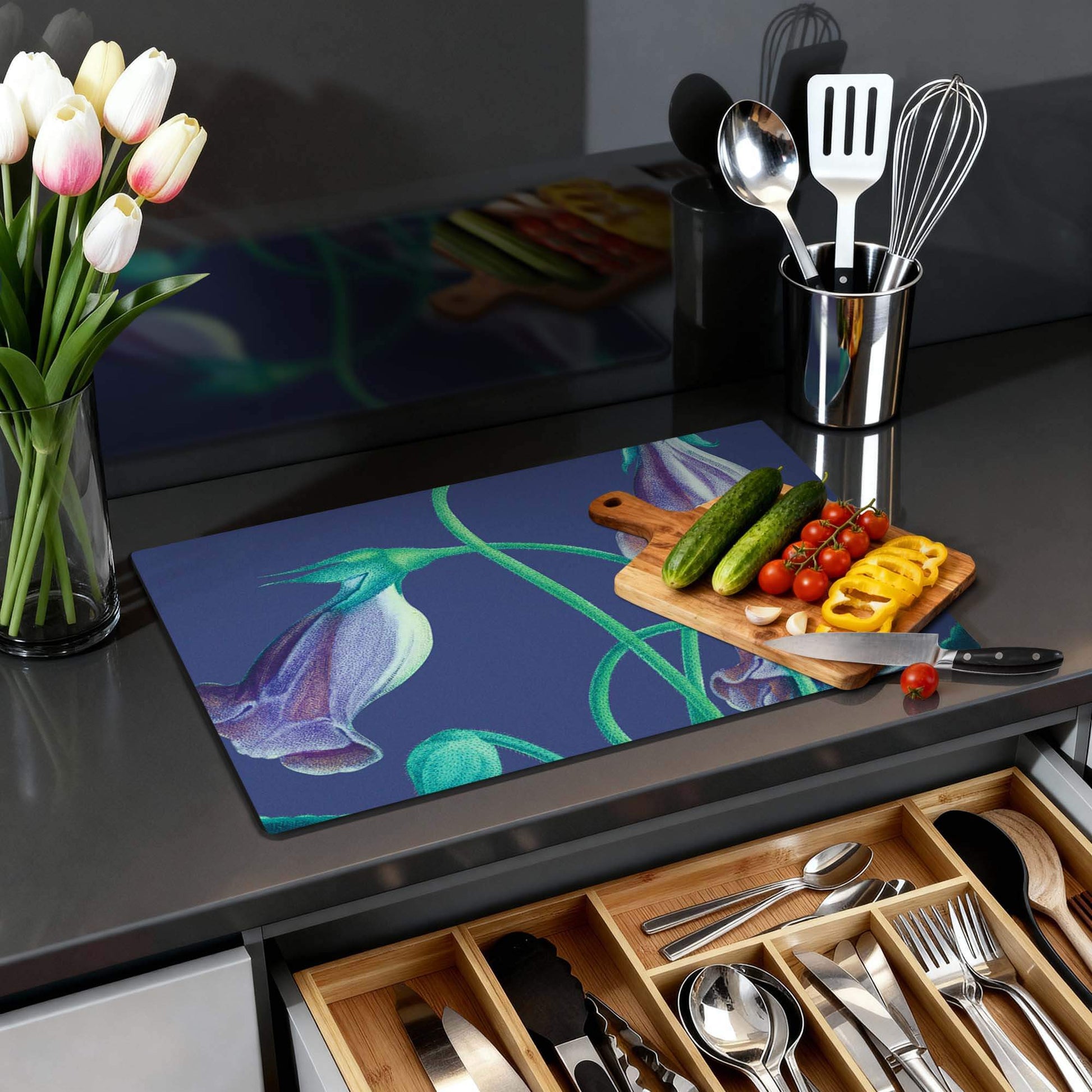 Midnight Bloom – Inductie Beschermer op een moderne keukenblad met verse groenten en bloemen.