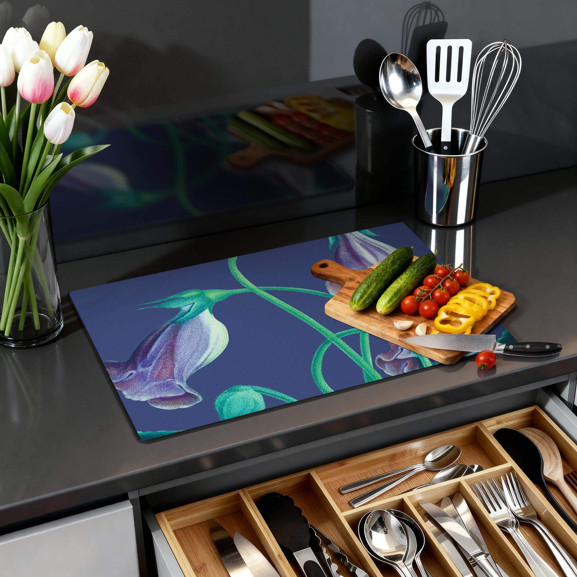 Midnight Bloom – Inductie Beschermer op een moderne keukenblad met verse groenten en bloemen.