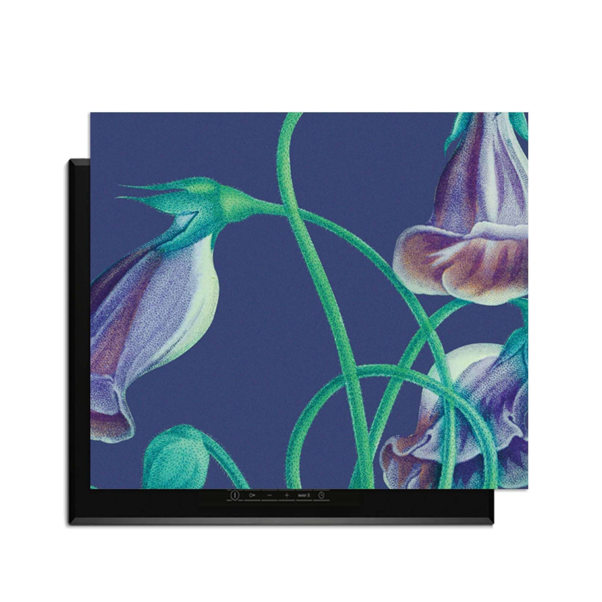 Midnight Bloom – Inductie Beschermer met paarse bloemen op een diepe achtergrond voor een stijlvolle keuken.
